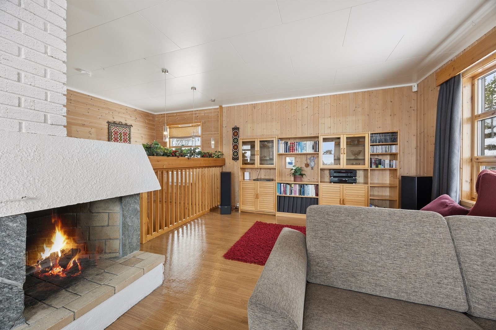 En nyere varmepumpe fra 2023 sørger for energieffektiv og behagelig oppvarming gjennom hele året, mens den stemningsfulle peisovnen gir både ekstra varme og en koselig atmosfære på kalde dager. Galleribilde