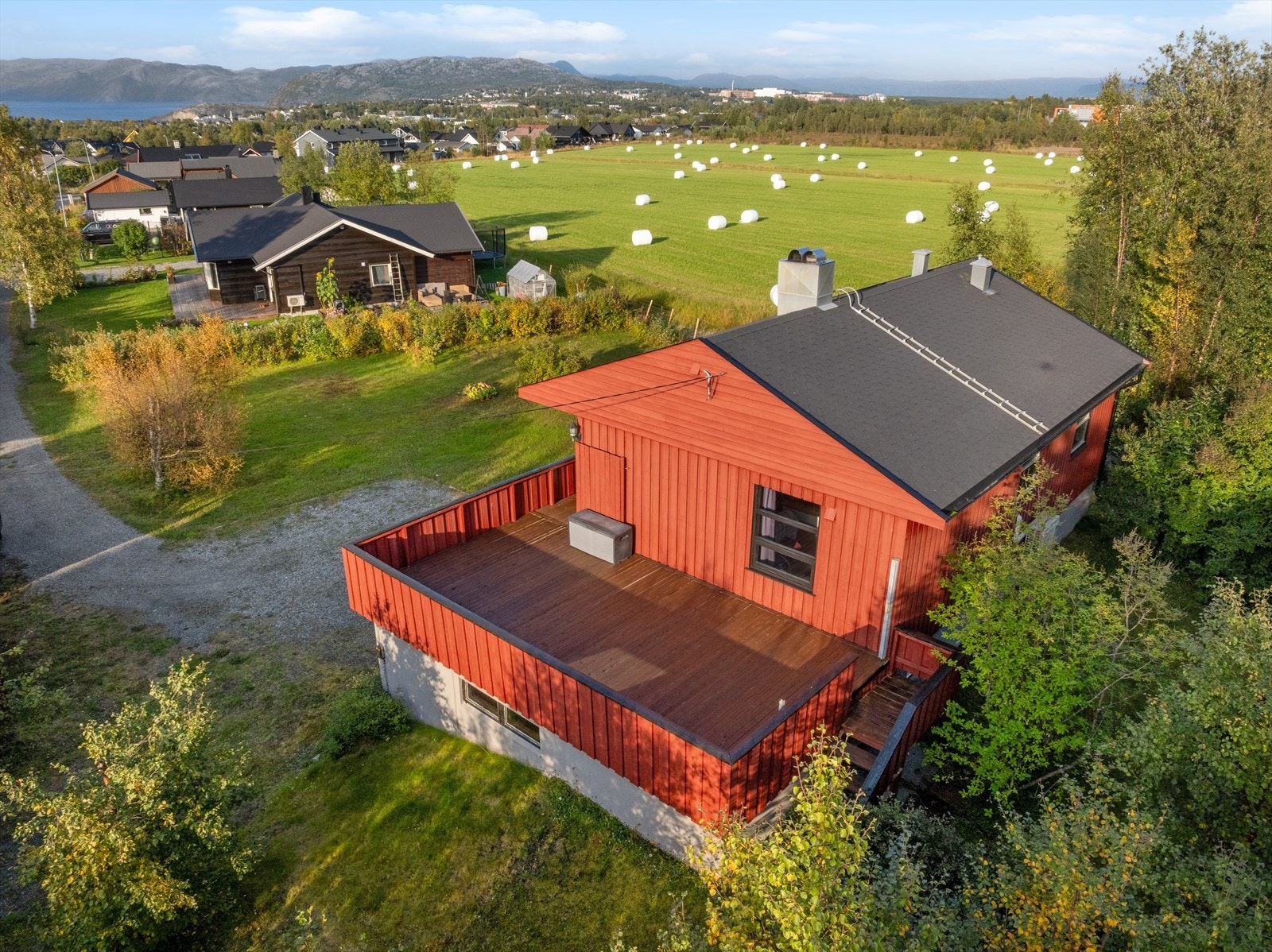 Fra eiendommen har du gode utsiktsforhold mot både nabolaget, de åpne jordene og naturen som strekker seg oppover i bakkant. Galleribilde