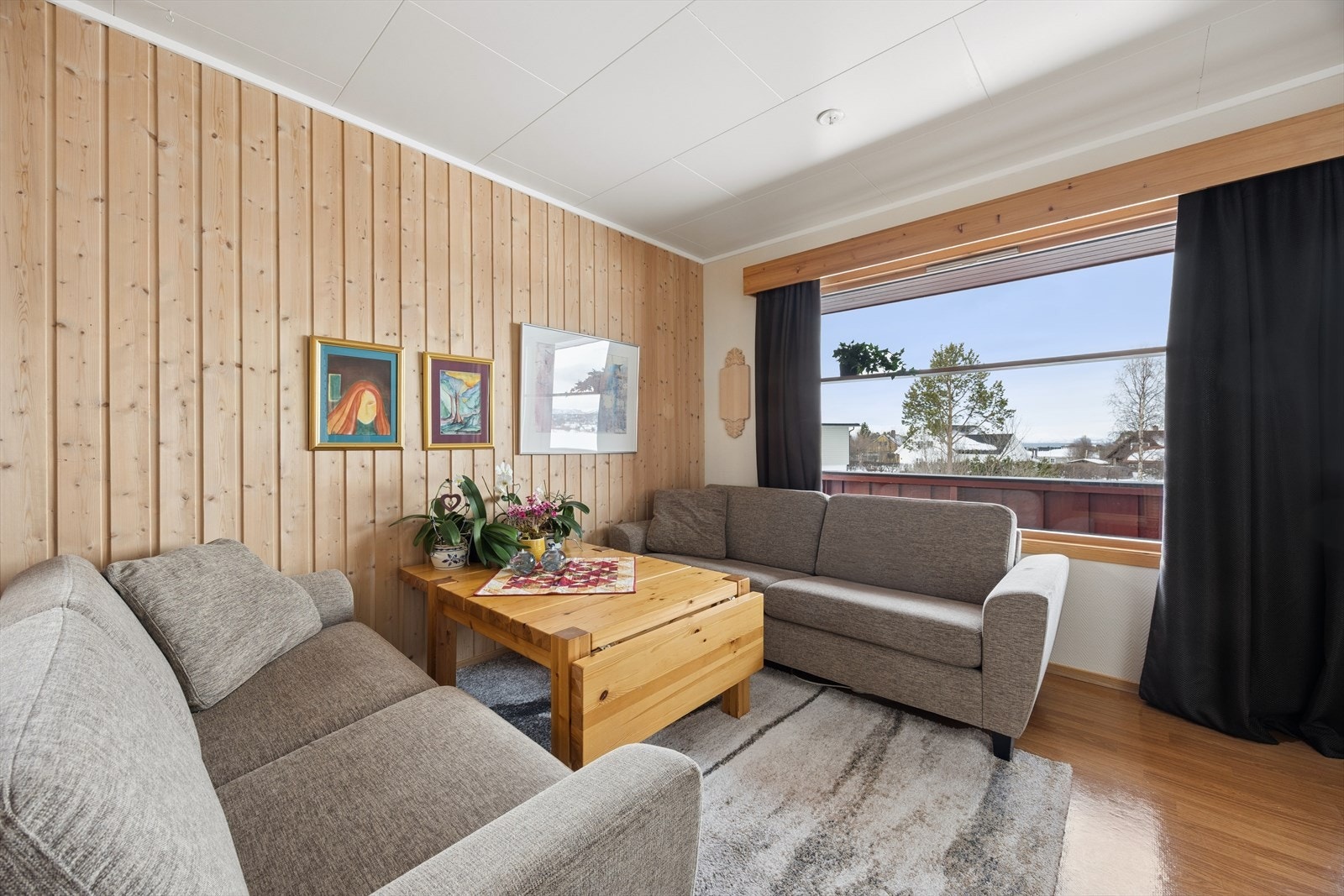 Sofagruppen har en lys og fin plassering ved vinduene. Galleribilde