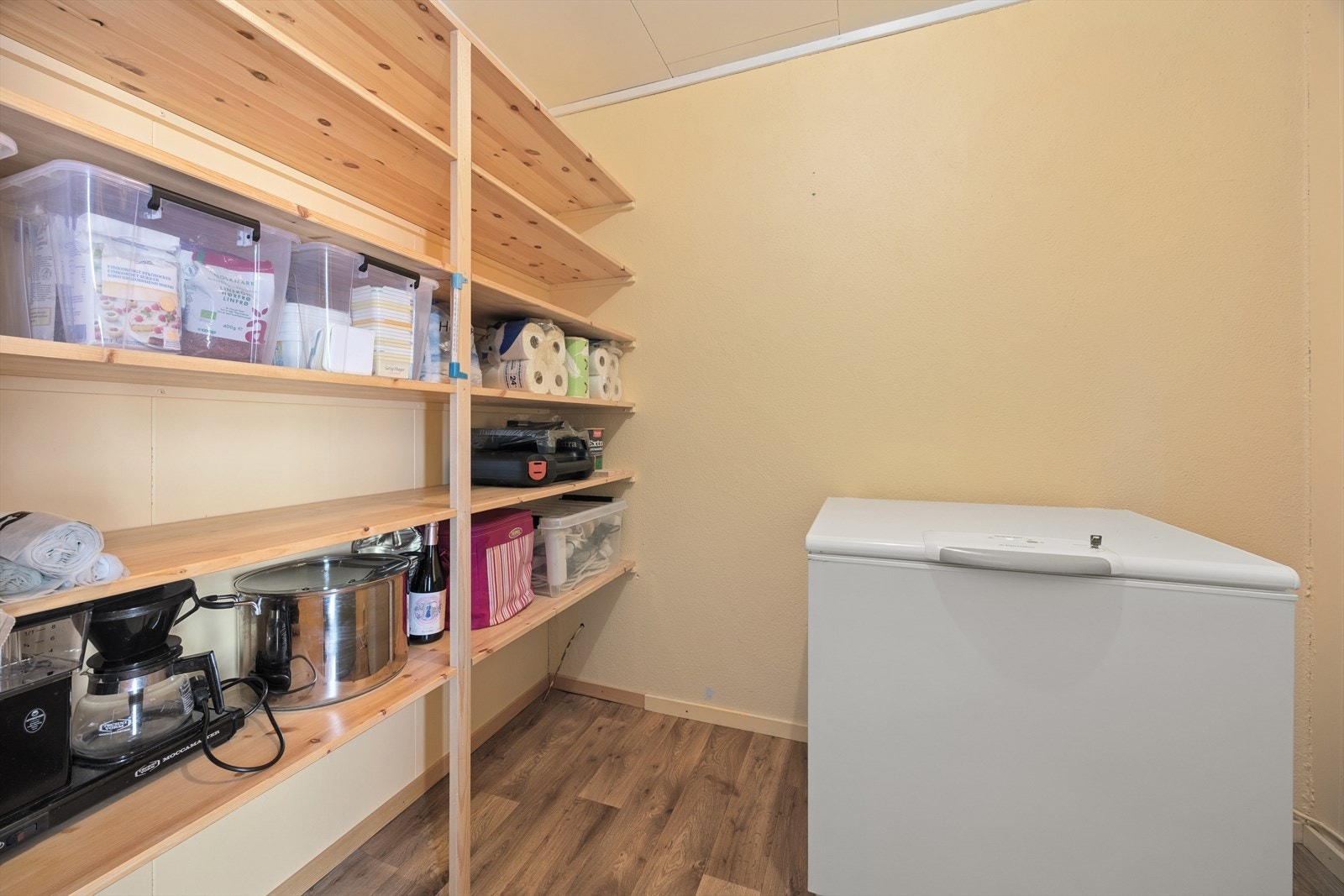 Boligen har god lagringsplass, med blant annet to innvendige boder i underetasjen. Galleribilde