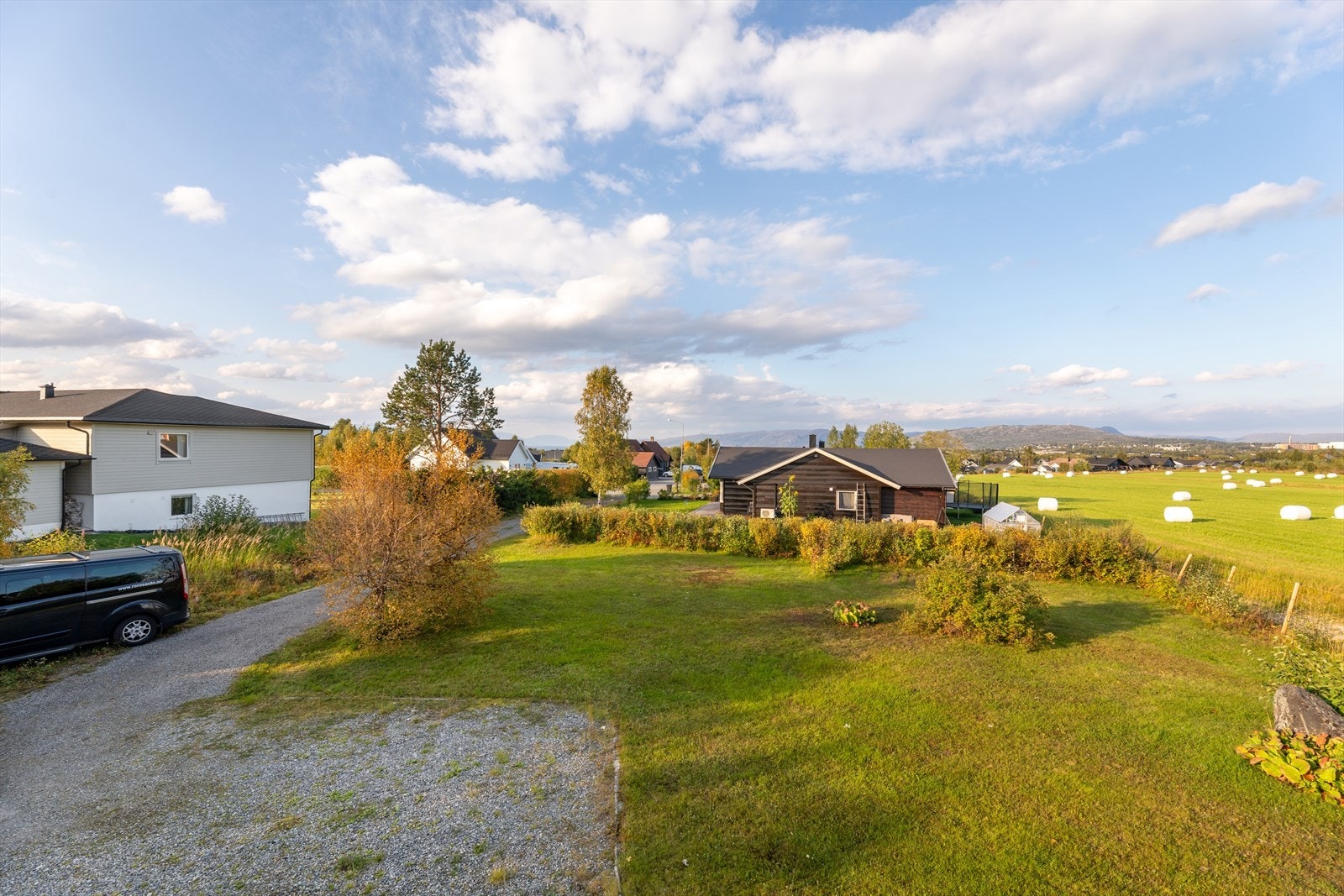 Fra eiendommen er det gangavstand til det populære Gakorivannet med badeplass. Galleribilde
