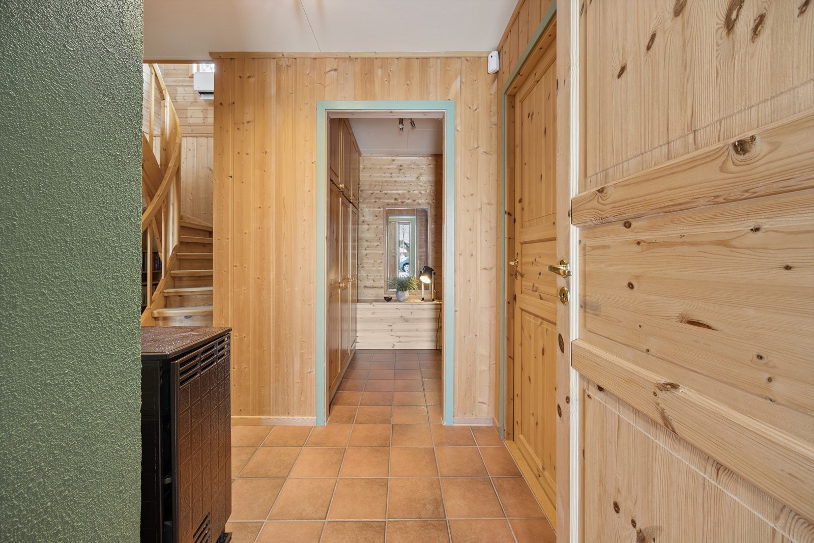 Når du kommer ned trappen, møtes du av en romslig og innbydende hall som også har direkte adkomst fra vindfanget. Hallen fungerer som et naturlig knutepunkt i underetasjen og gir god plass til oppbevaring og bevegelse. Galleribilde