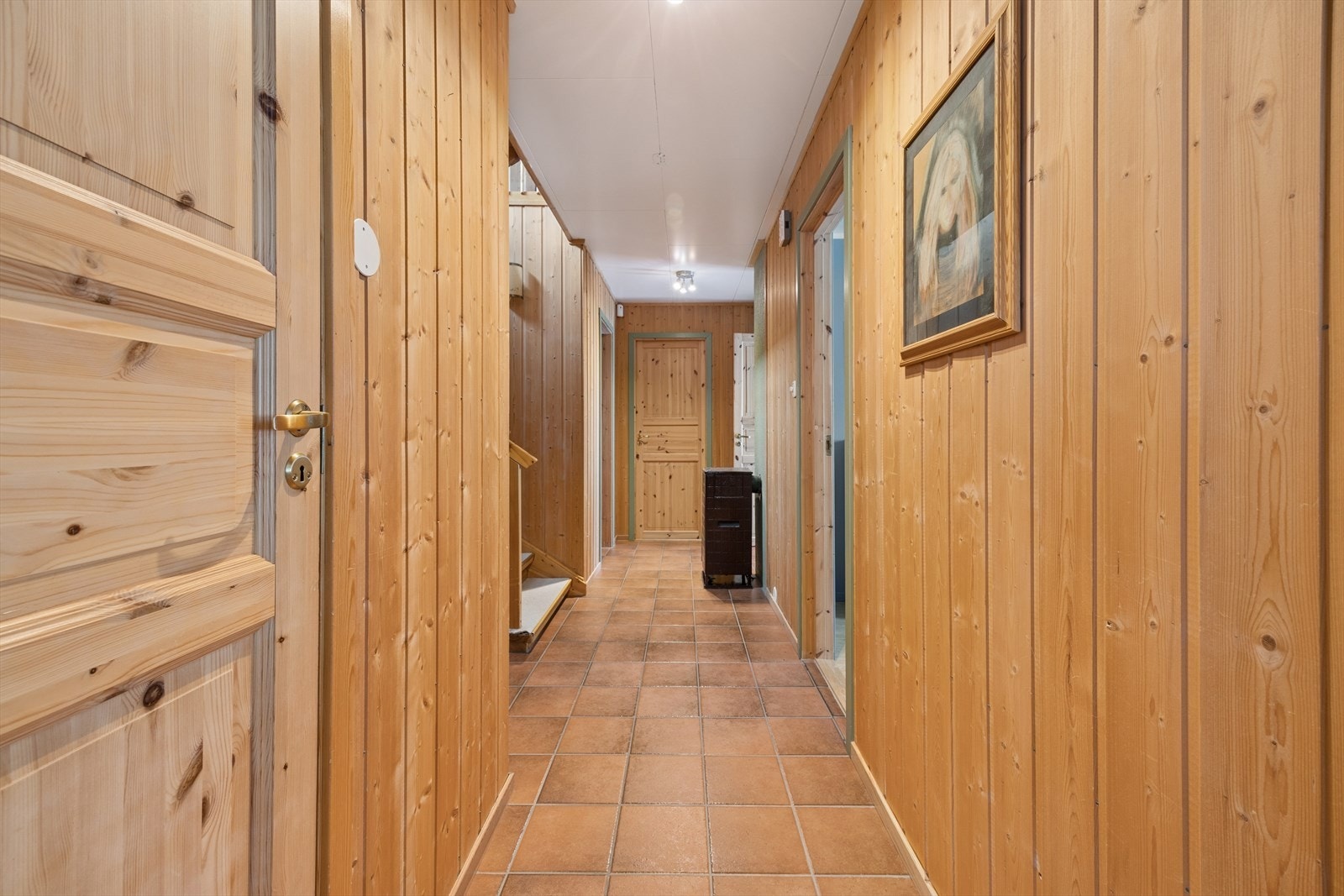 Hallen har vegger med trepanel og gir adkomst til etasjens øvrige rom. Galleribilde