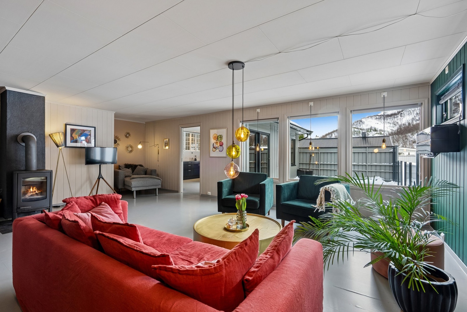 Store vindusflater ut mot balkong. Galleribilde