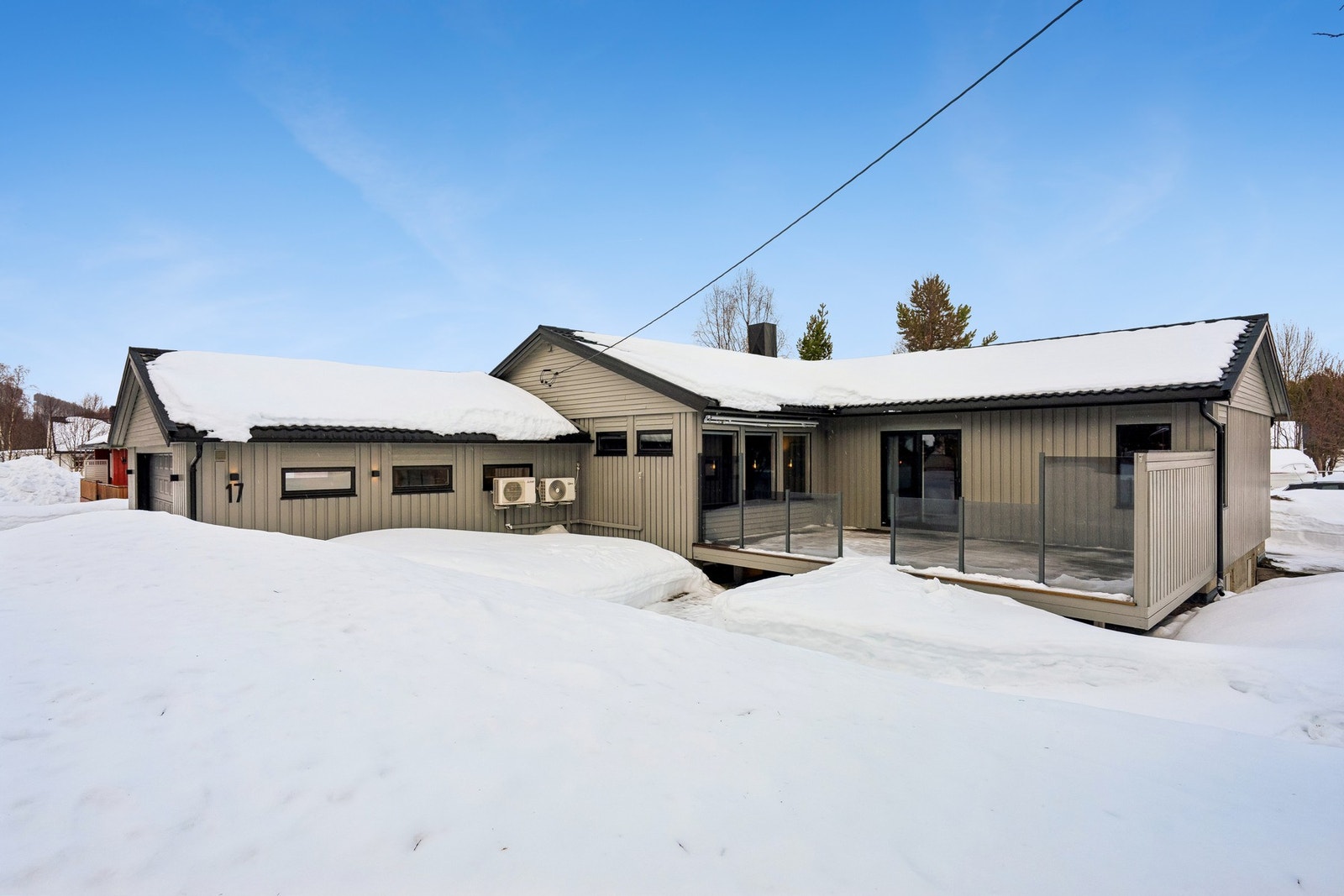 Dobbel garasje og flott opparbeidet uteområde. Galleribilde