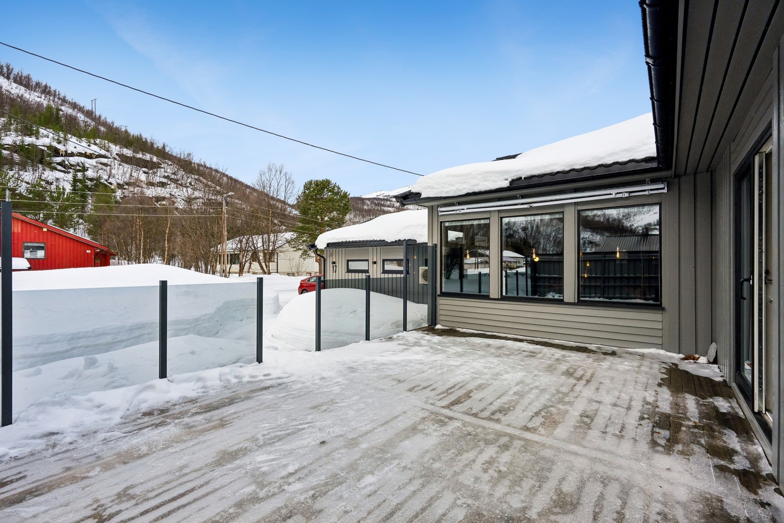 Stor balkong med glassrekkverk. Galleribilde