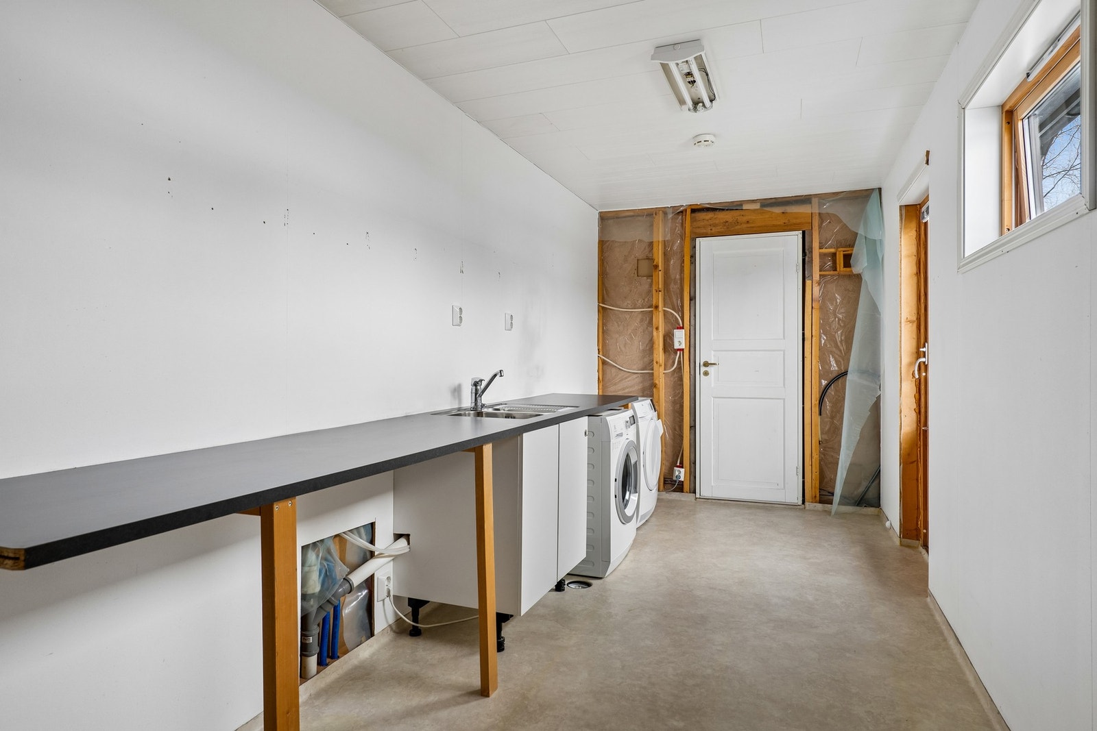 Vaskerom med trapp til kjelleretasje, påbegynt renovering. Galleribilde