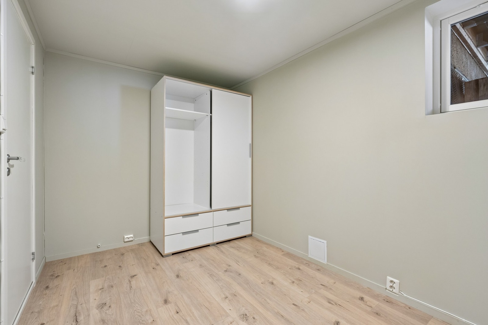 Soverom med plass til garderobeskap og seng. Galleribilde