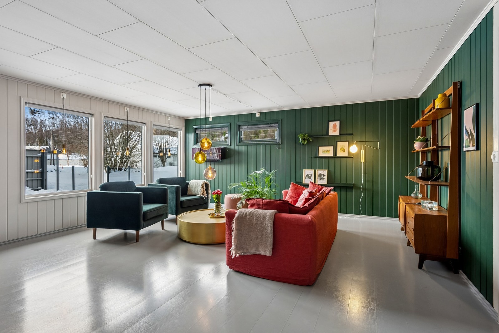 Romslig stue med stilige fargevalg og godt lysinnslipp. Galleribilde