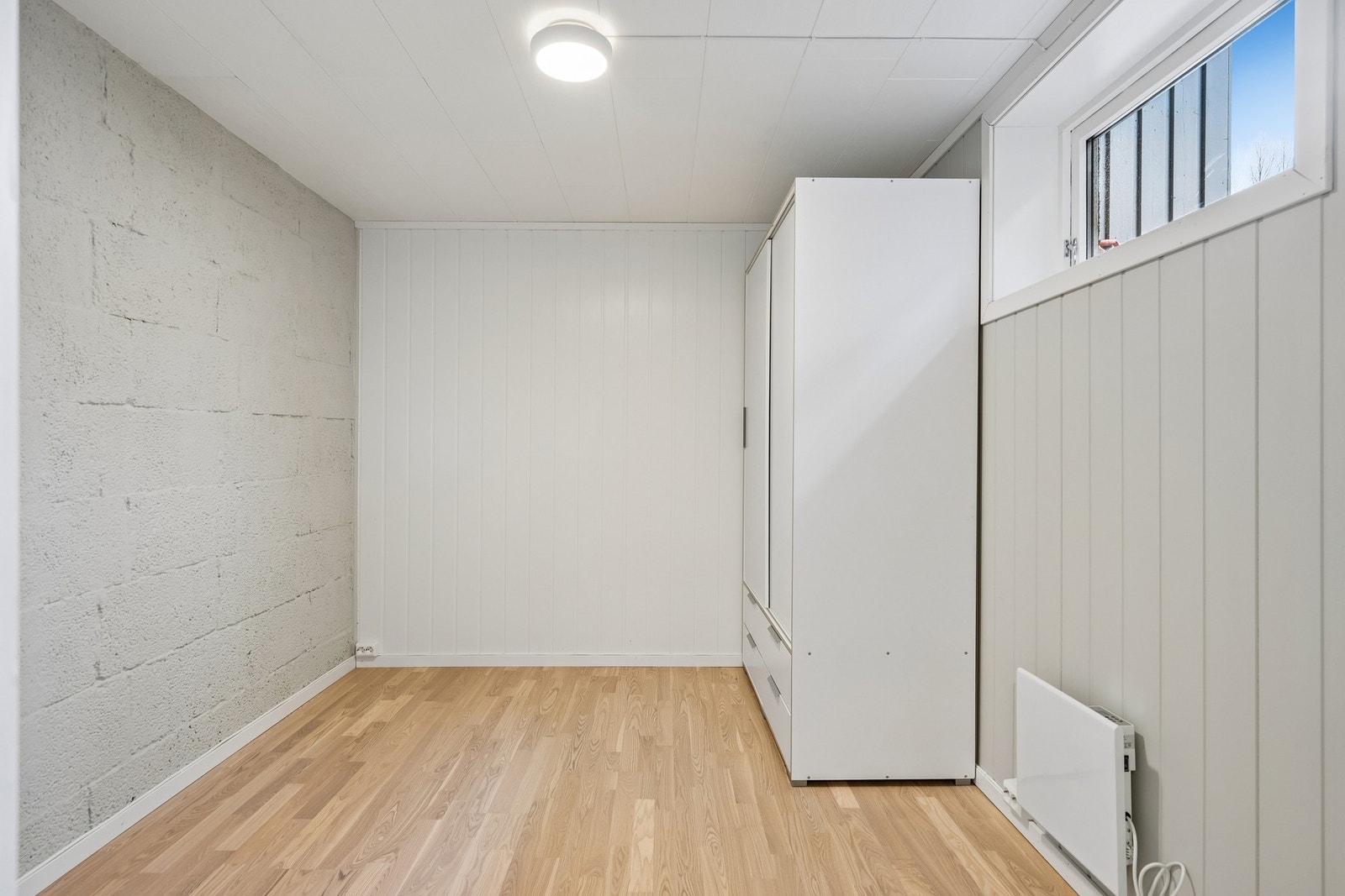 Oppvarmes med panelovner på vegg. Galleribilde