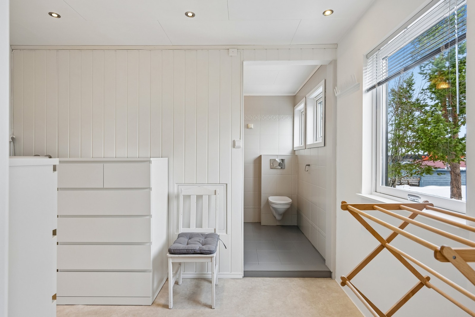 Bod/teknisk rom med god plass til oppbevaring. Galleribilde