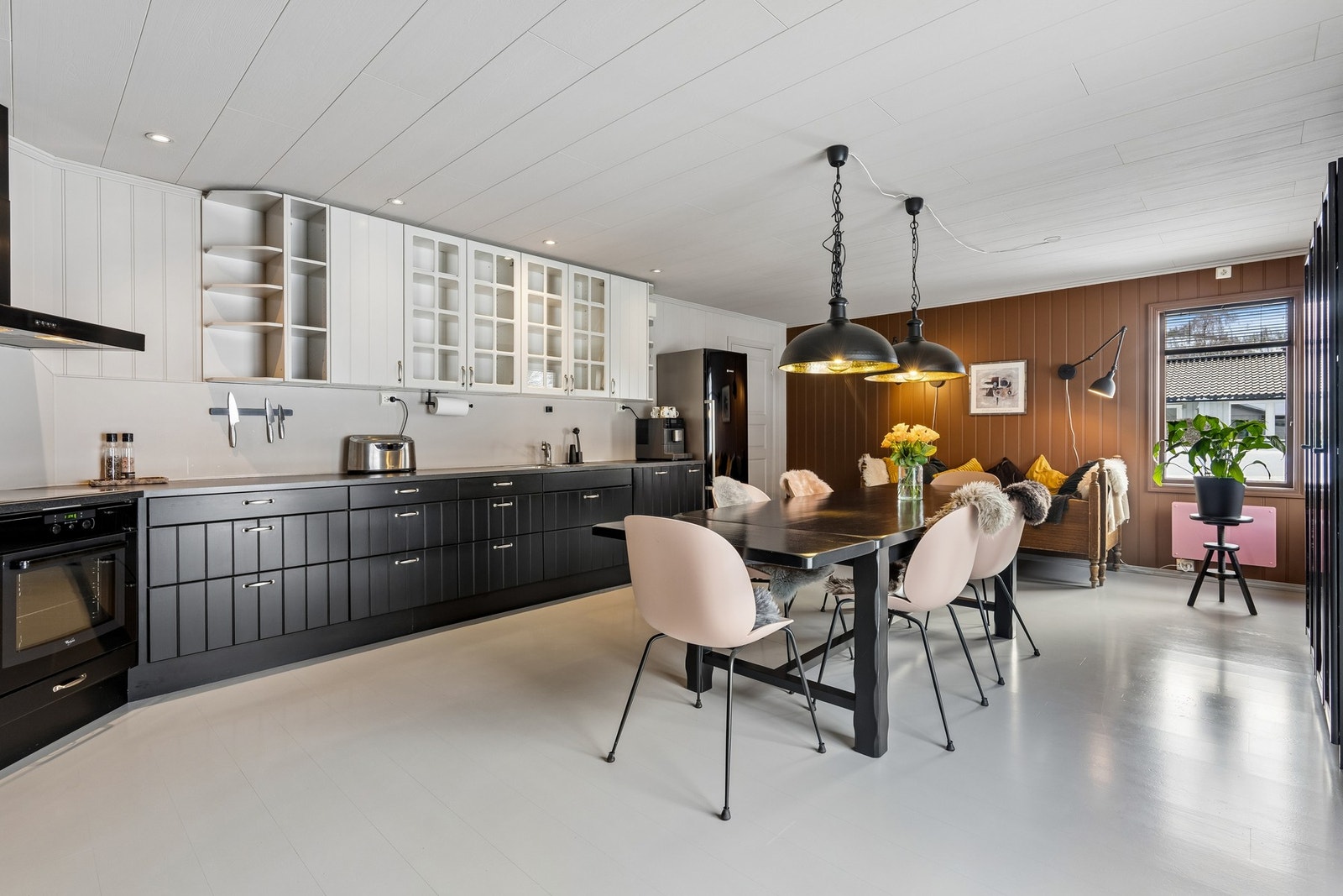 Stort kjøkken med god plass til spisegruppe og andre møbler. Galleribilde