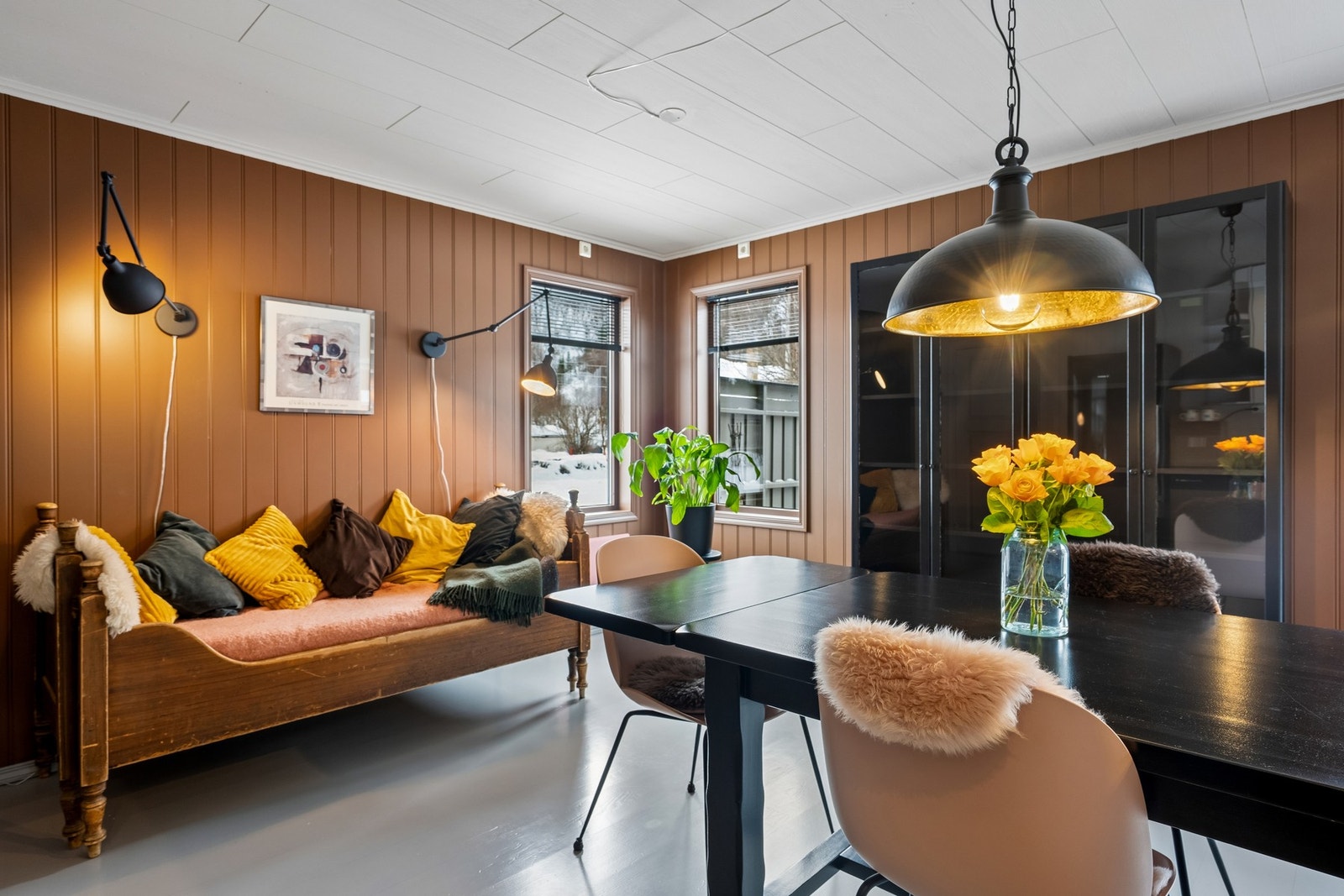 Kjøkkenet er malt og innredet i behagelige og duse farger. Galleribilde