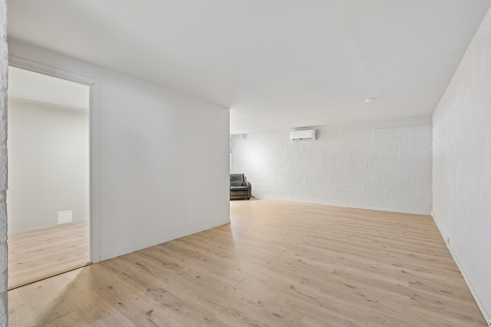 Romslig stue/oppholdsrom med varmepumpe. Galleribilde