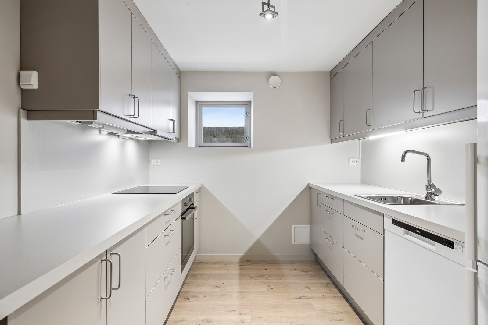 Nytt kjøkken med integrerte hvitevarer og godt med skap- og benkeplass. Galleribilde