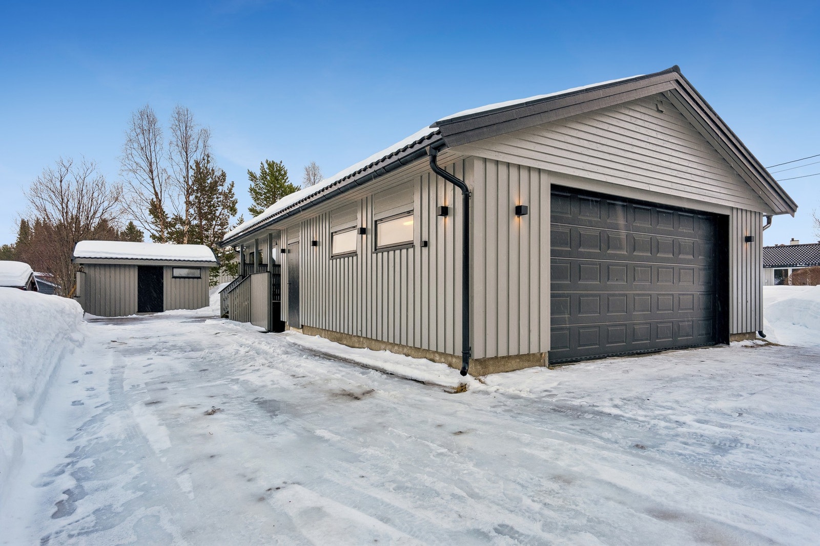 Dobbel garasje med elbil-lader! Galleribilde