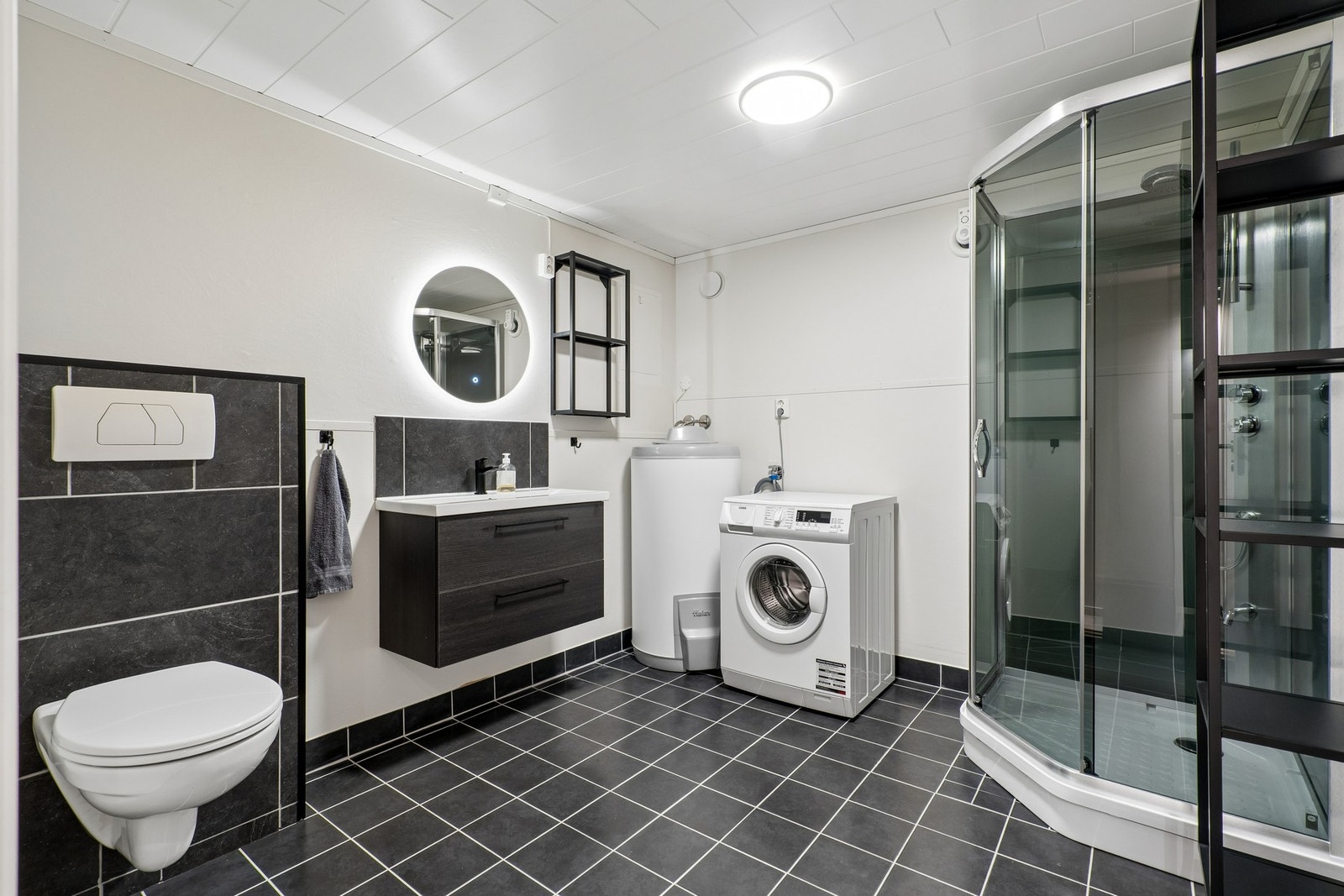 Stort, flislagt bad med elektrisk gulvvarme og god plass til baderomsmøbler. Galleribilde