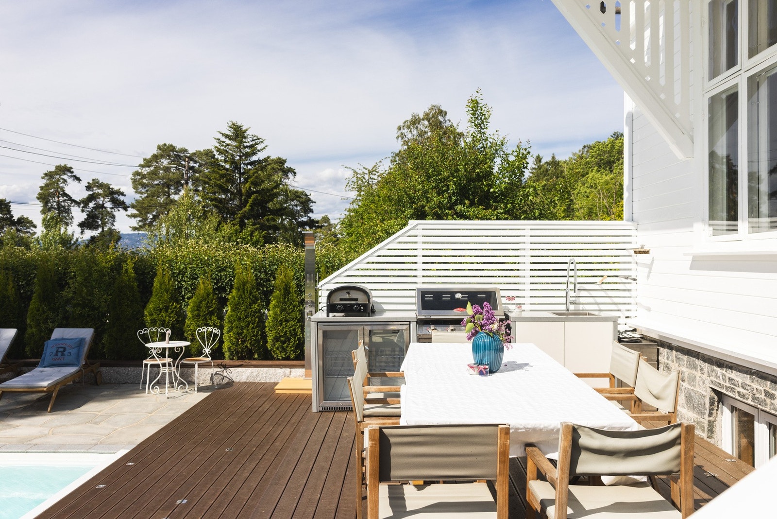Solrik terrasse med spiseplass og utekjøkken. Galleribilde