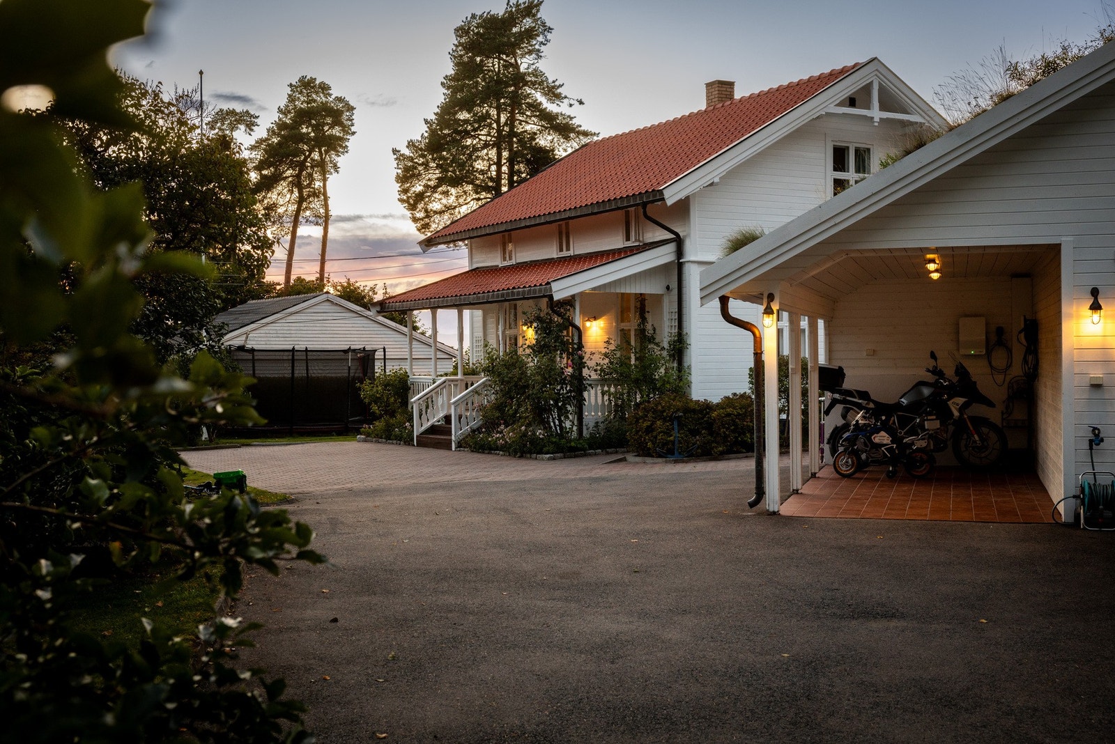 Det er god biloppstillingsplass på eiendommen. Galleribilde