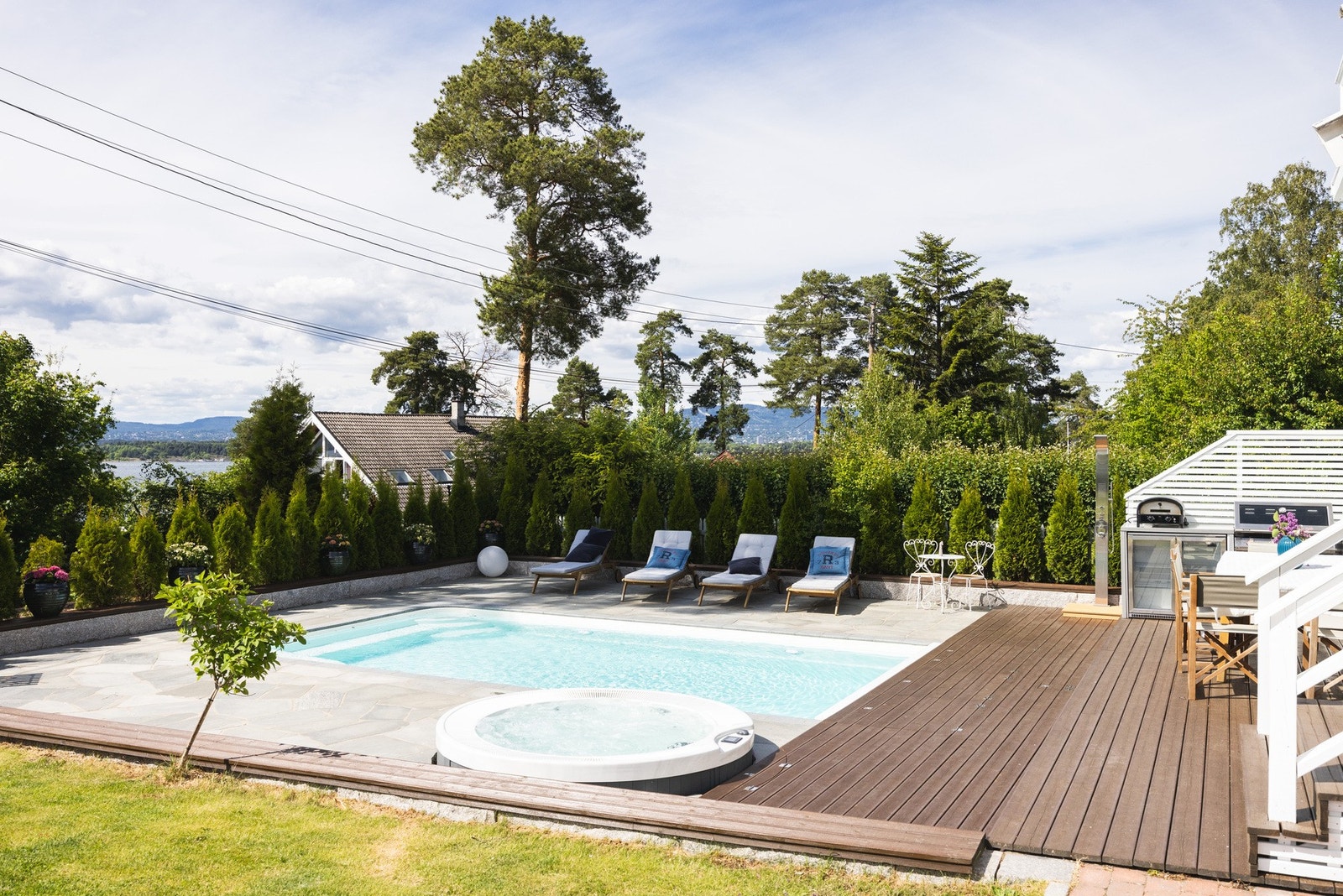 Spektakulært uteområde med svømmebasseng, jacuzzi, solrike terrasser og en pent opparbeidet hage. Galleribilde