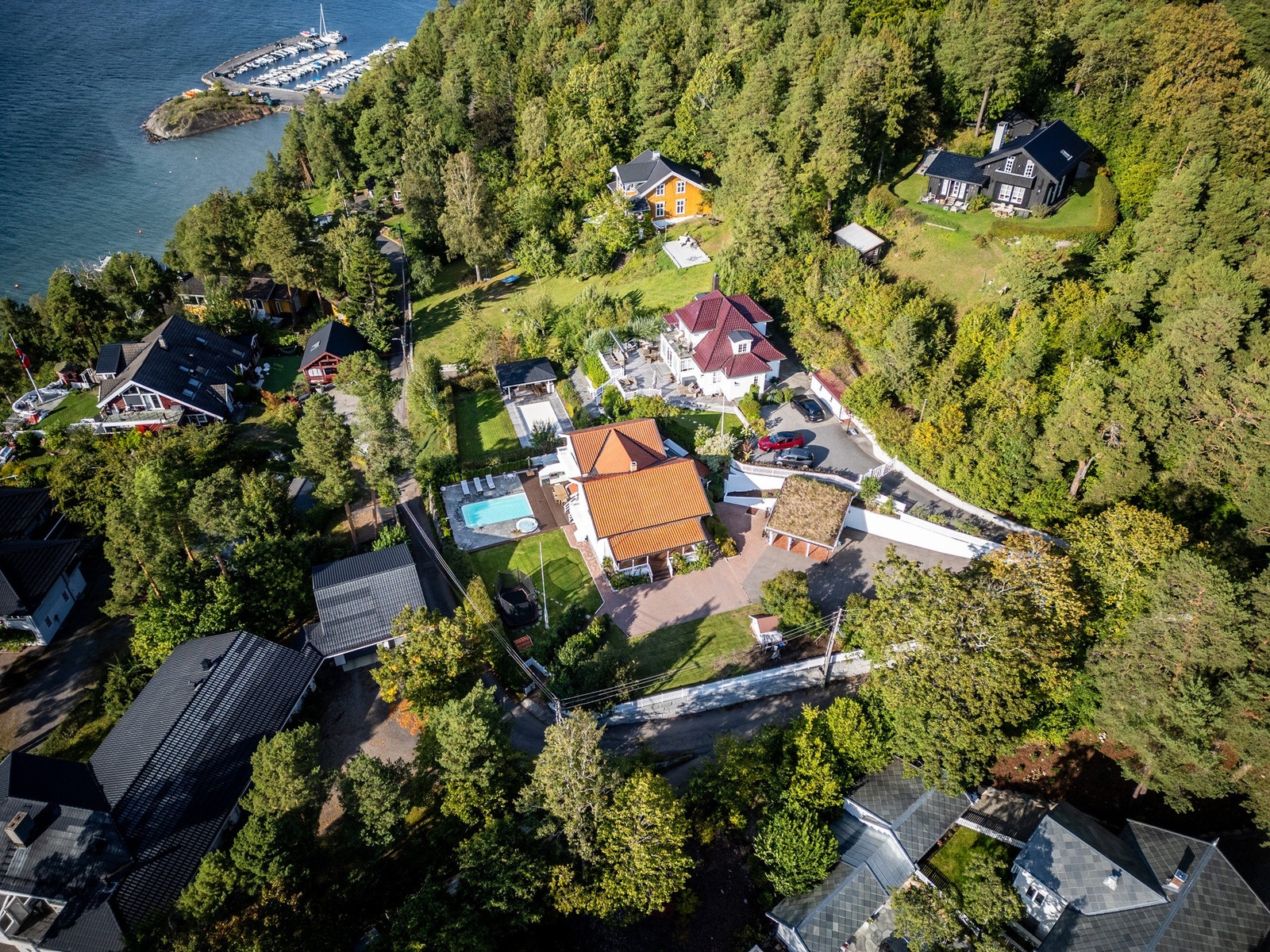 Malmøya ligger i Bunnefjorden, ca. 8 km sør for sentrum og rett vest for Ulvøya, og byr på et godt oppvekstmiljø for barn og unge. Galleribilde