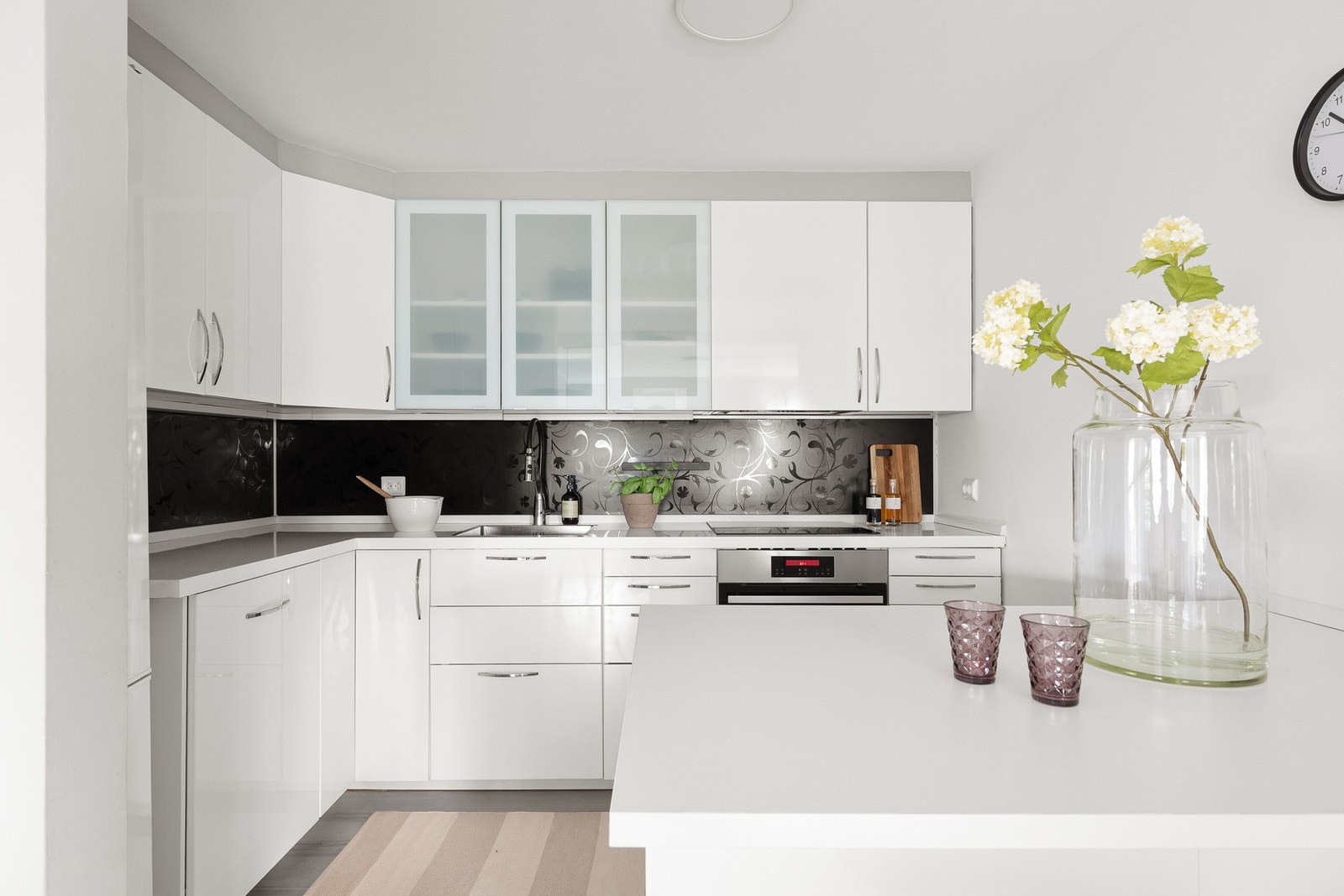 Kjøkkenet i åpen løsning mot stuen med godt av skap - og benkeplass. Integrerte hvitevarer medfølger i handel. Galleribilde