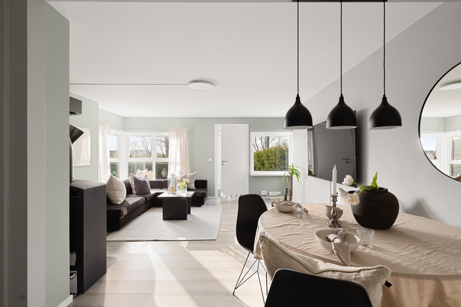 Stuen er lys og trivelig, samt av god størrelse med plass til både sofa - og spisegruppe. Galleribilde