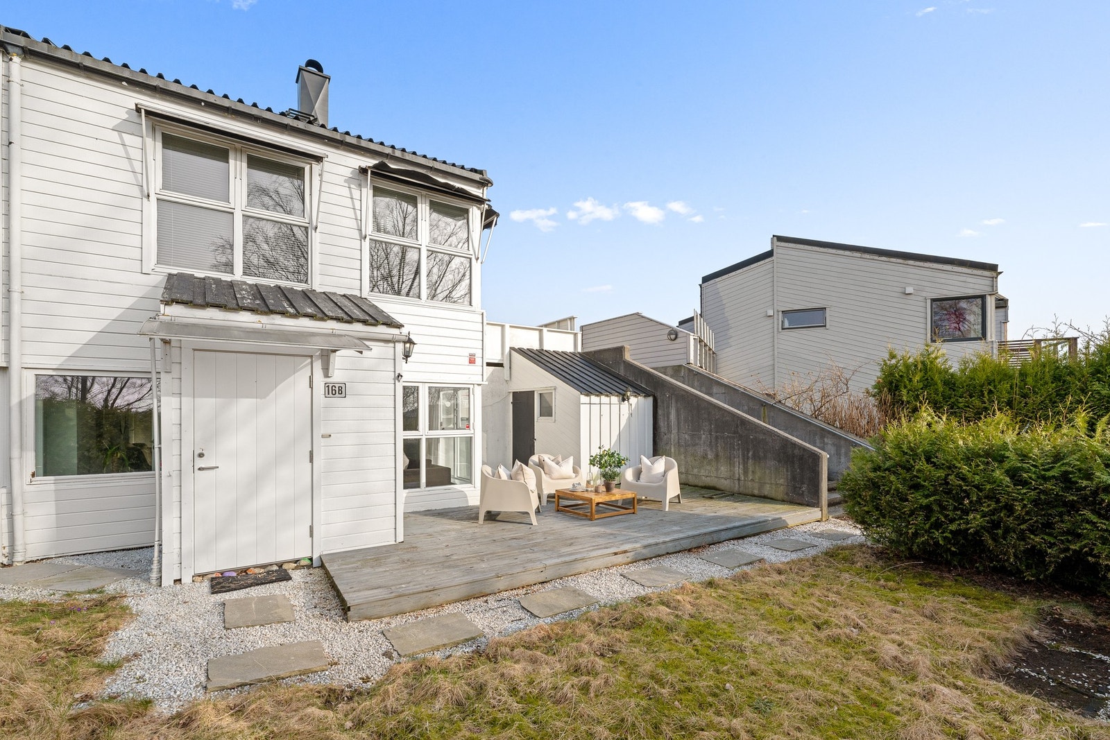 Flott opparbeidet og solrik uteplass med både terrasse og hage. Galleribilde