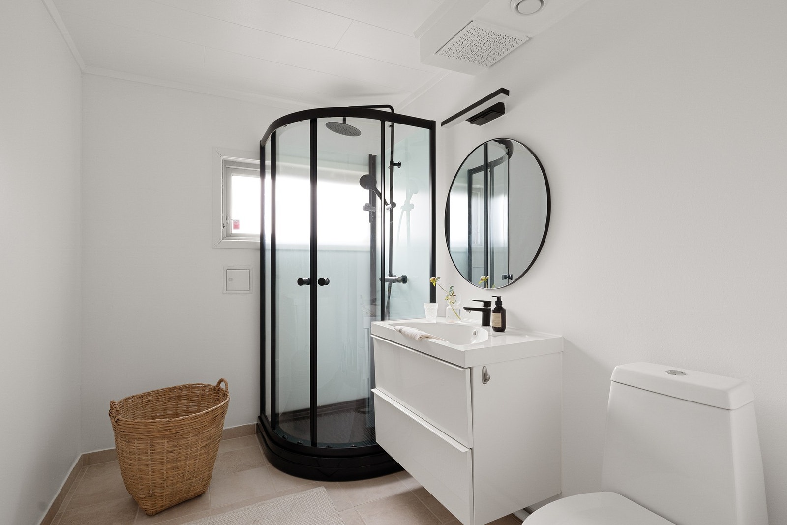 Baderommet er oppusset så sent som i 2025 med fliser på gulv, dusjkabinett, servant og toalett. Galleribilde