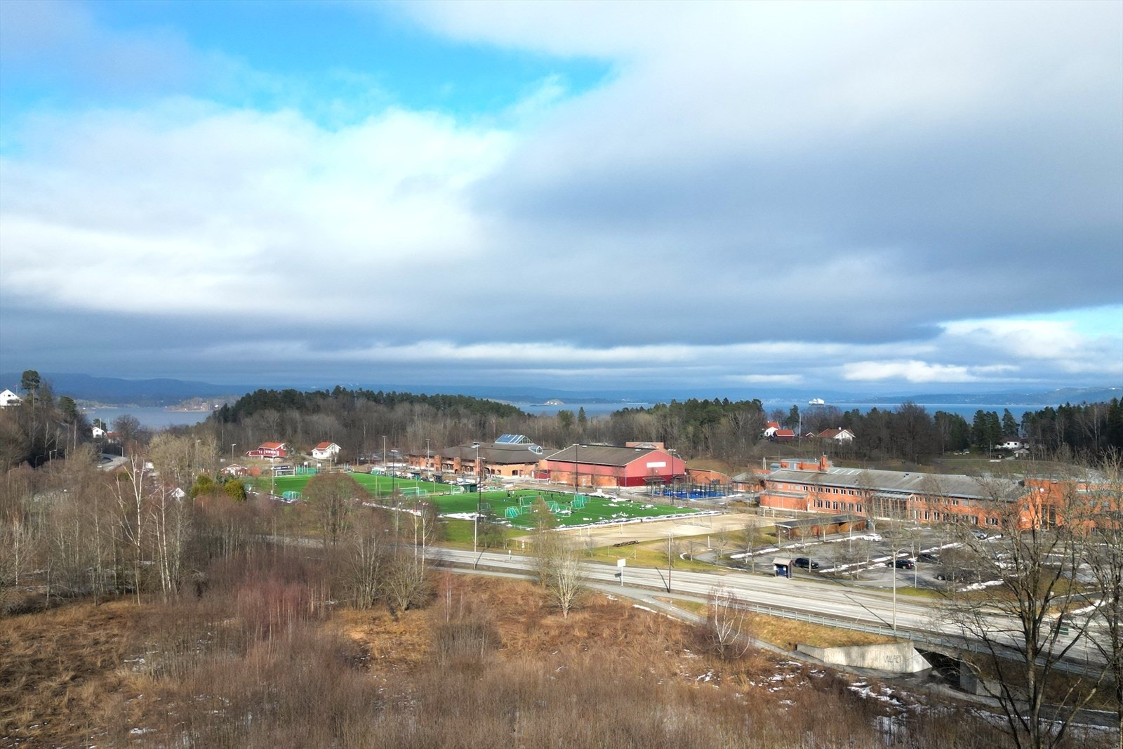 Gode solforhold og kort gangavstand til Arnestad barneskole og Vollen ungdomsskole. Galleribilde