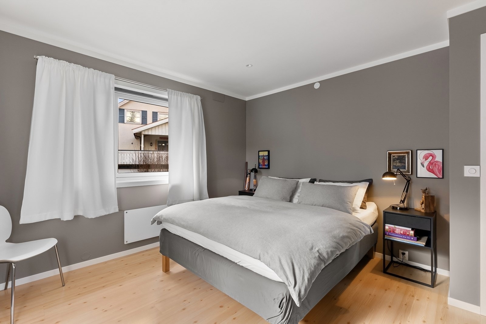 Boligen inneholder totalt 5(6) soverom fordelt i 1. etasje og underetasjen. Galleribilde