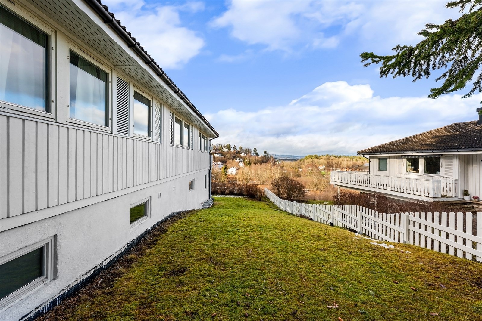 Eiendommen ligger i lett skrånende terreng og er opparbeidet med gressplen, diverse beplantning og flere boltreplasser. Galleribilde