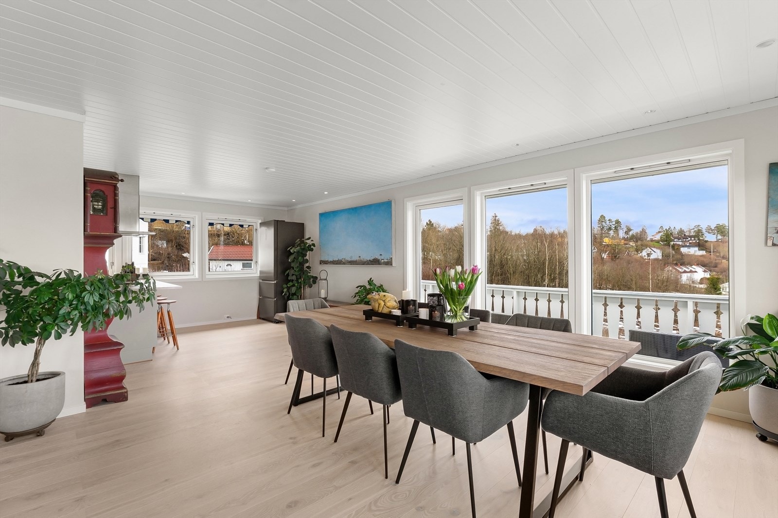 Spisestuen ligger i åpen løsning mot kjøkkenet. Galleribilde