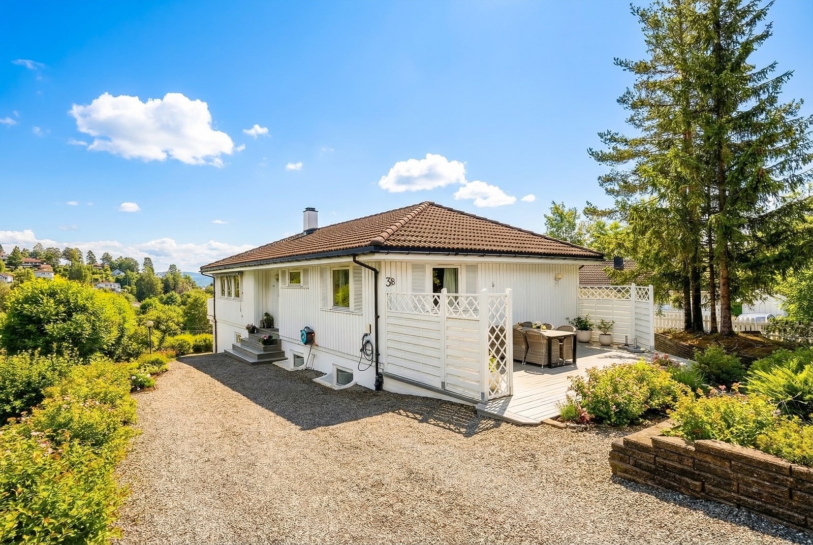 Parkering på egen gårdsplass med plass til 3 biler, samt 2 plasser tvers over veien. Det er installert elbil-lader. (Redigert fra vinter til sommer) Galleribilde