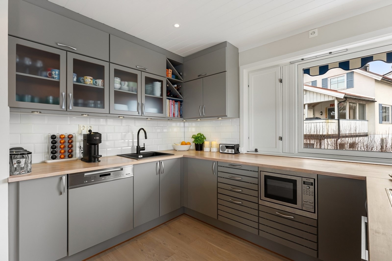 Kjøkkenet er utstyrt med frittstående kjøl-/fryseskap og integrert oppvaskmaskin, platetopp, mikroovn og stekeovn. Galleribilde