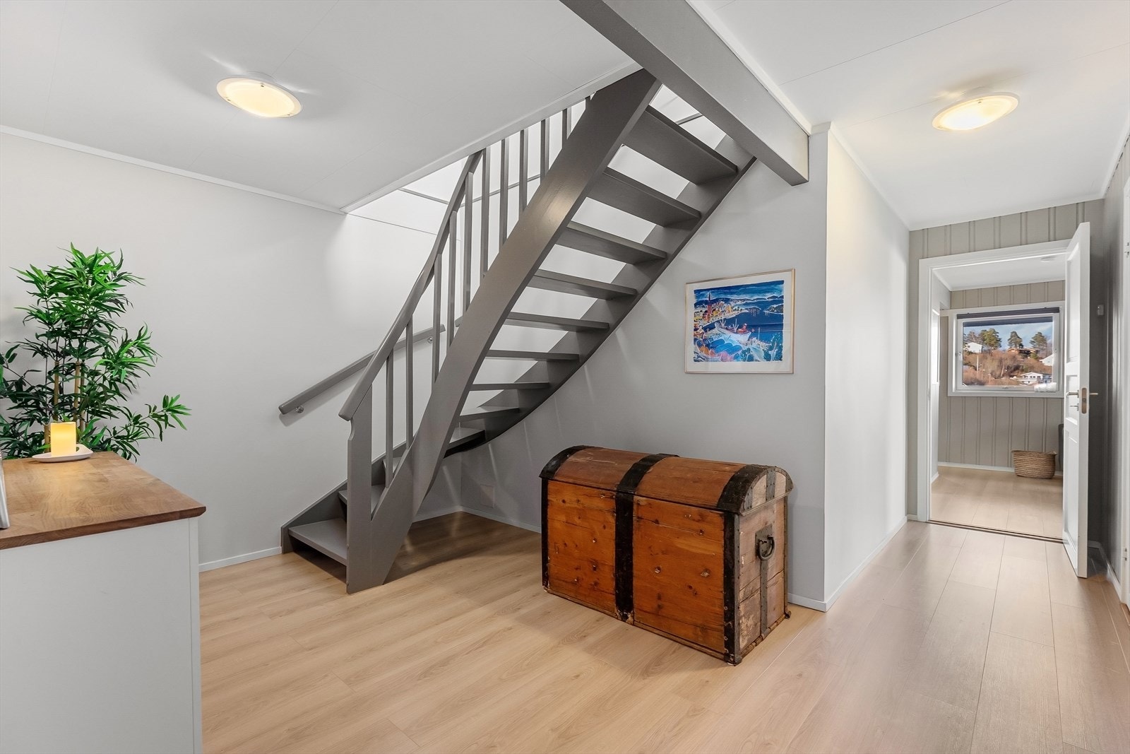 Gangen i underetasjen ble oppgradert med nye overflater og det lagt varmefolie i 2024. Galleribilde