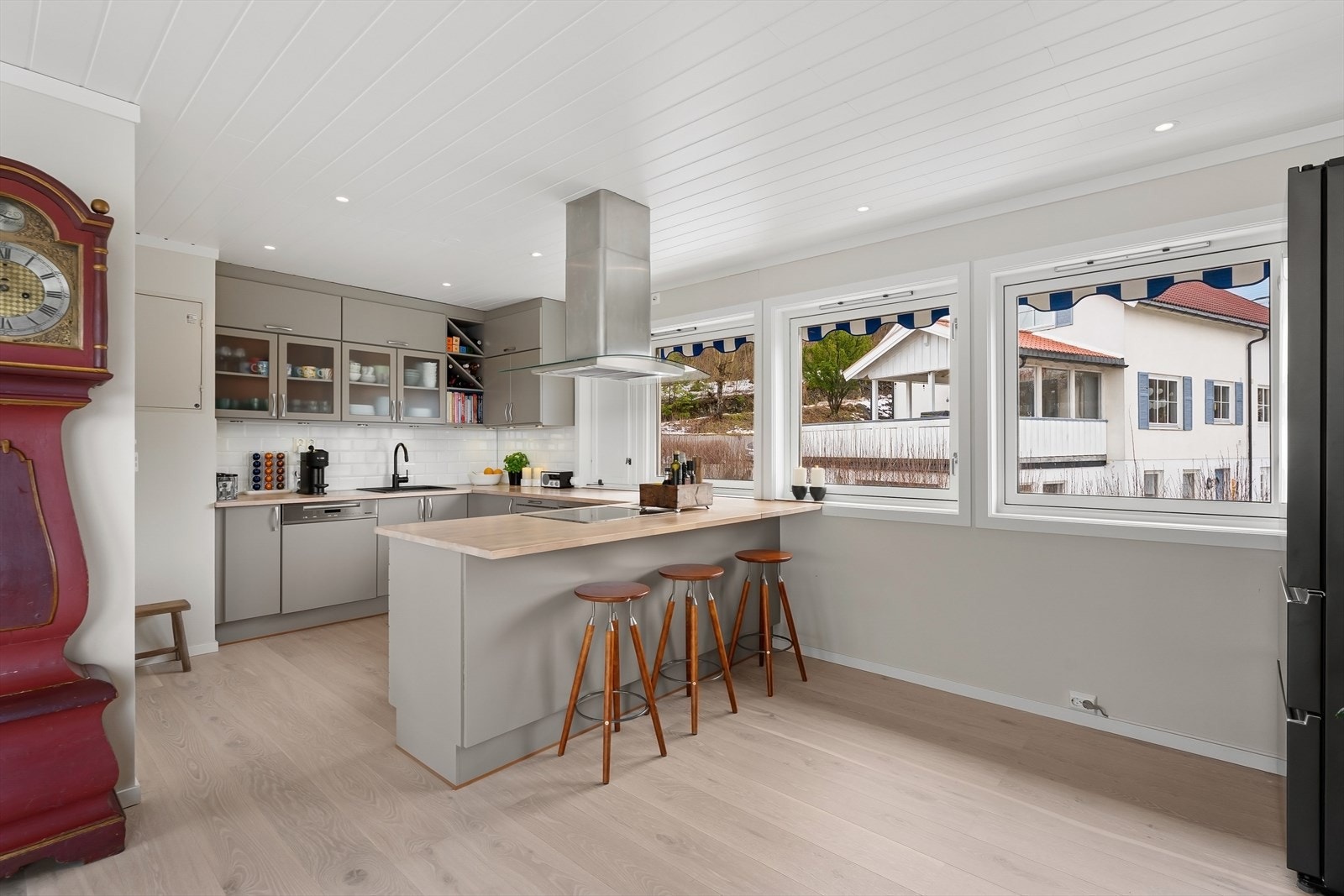 Kjøkkenet er praktisk utformet med innredning langs to vegger samt utstikker med plass til barstoler. Galleribilde