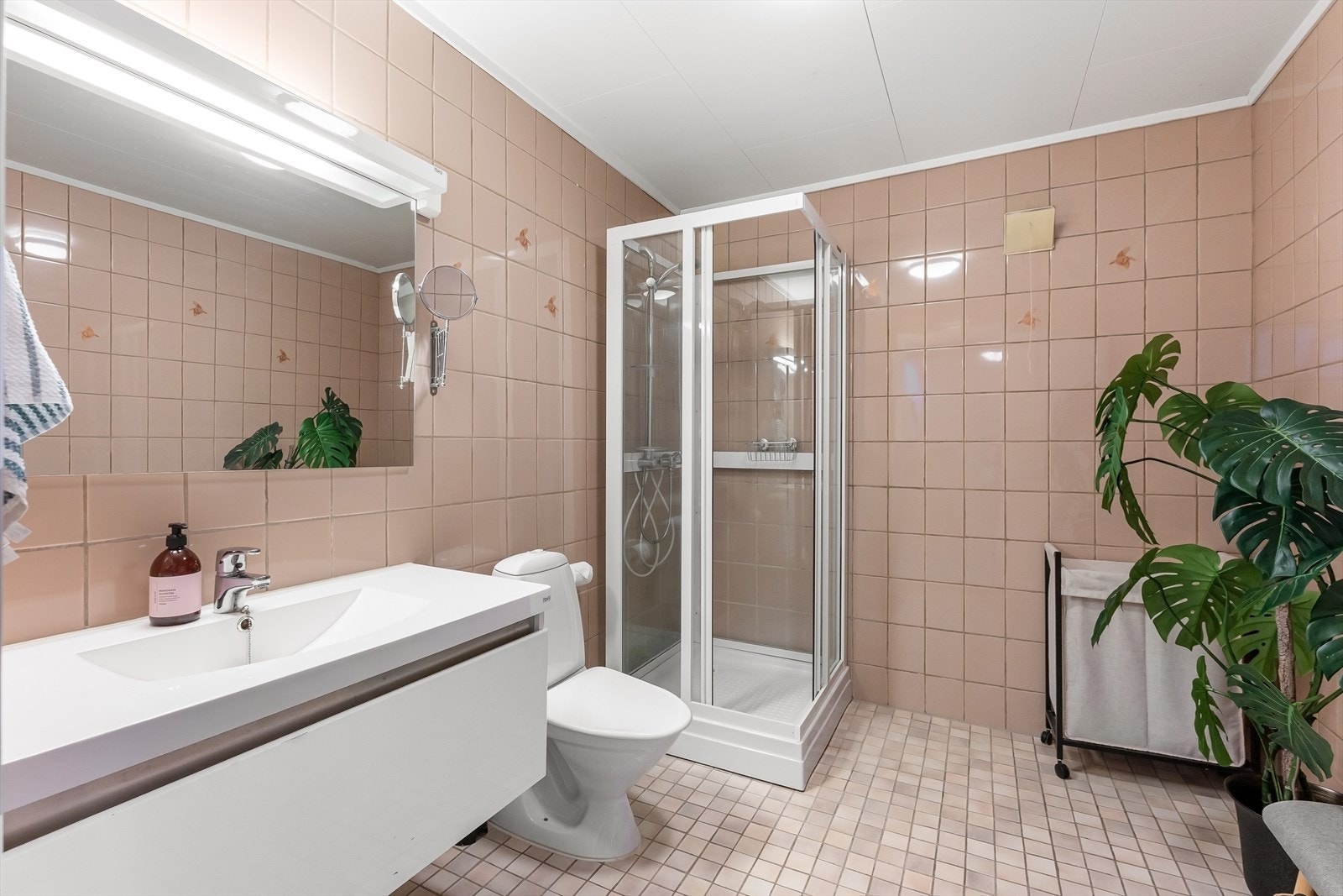 Flislagt bad med varmekabler i underetasjen. Galleribilde