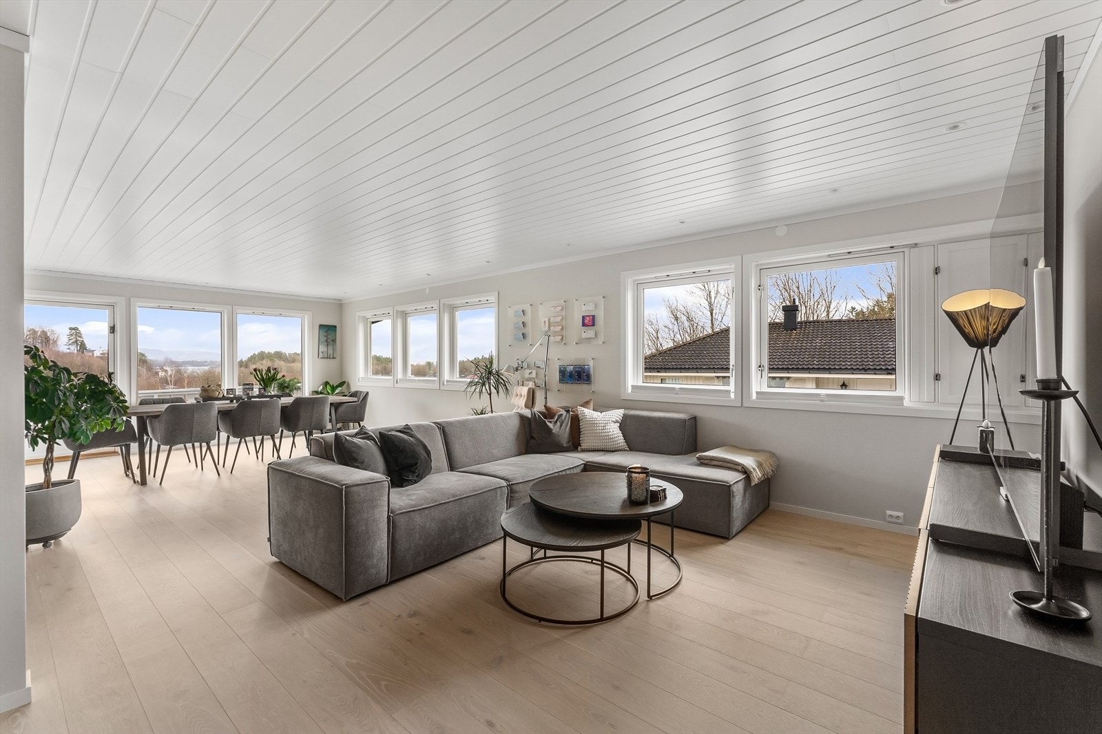 Store vindusflater og mye naturlig lys. Galleribilde