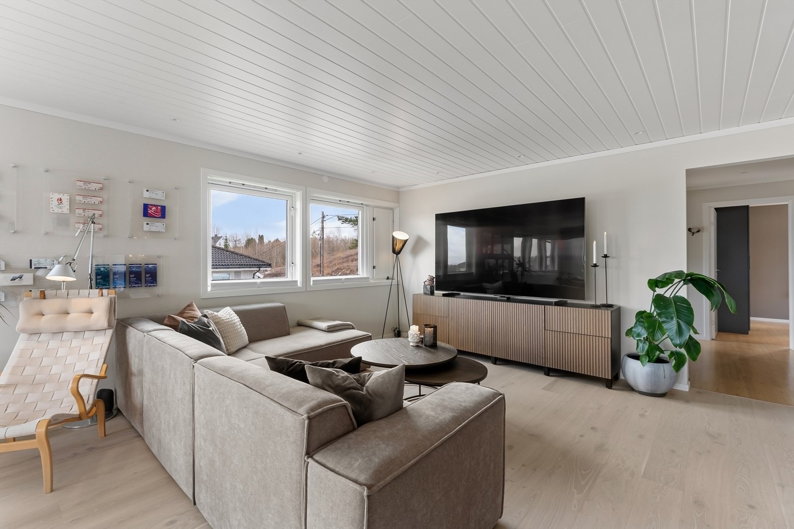 God plass til sofaseksjon med tilhørende mediemøbler. Galleribilde