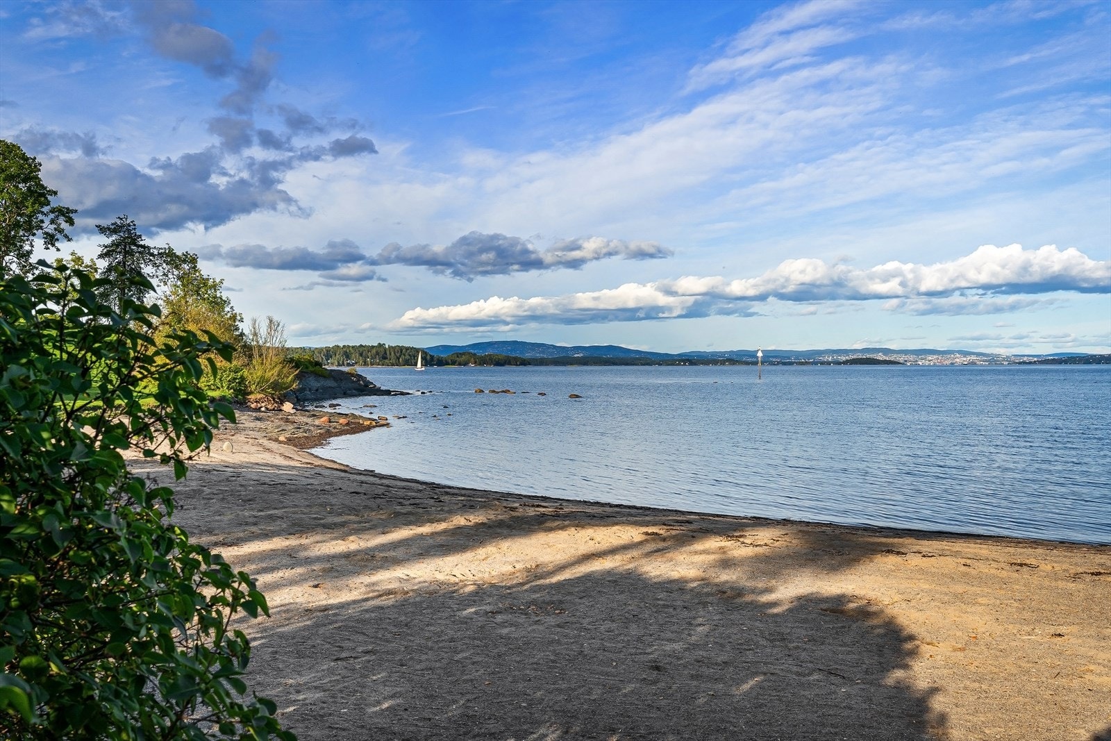 Langs kysten finnes flere badeplasser som Sjøstrand, Tørkopp, Maudbukta og Selvikstranda. Galleribilde