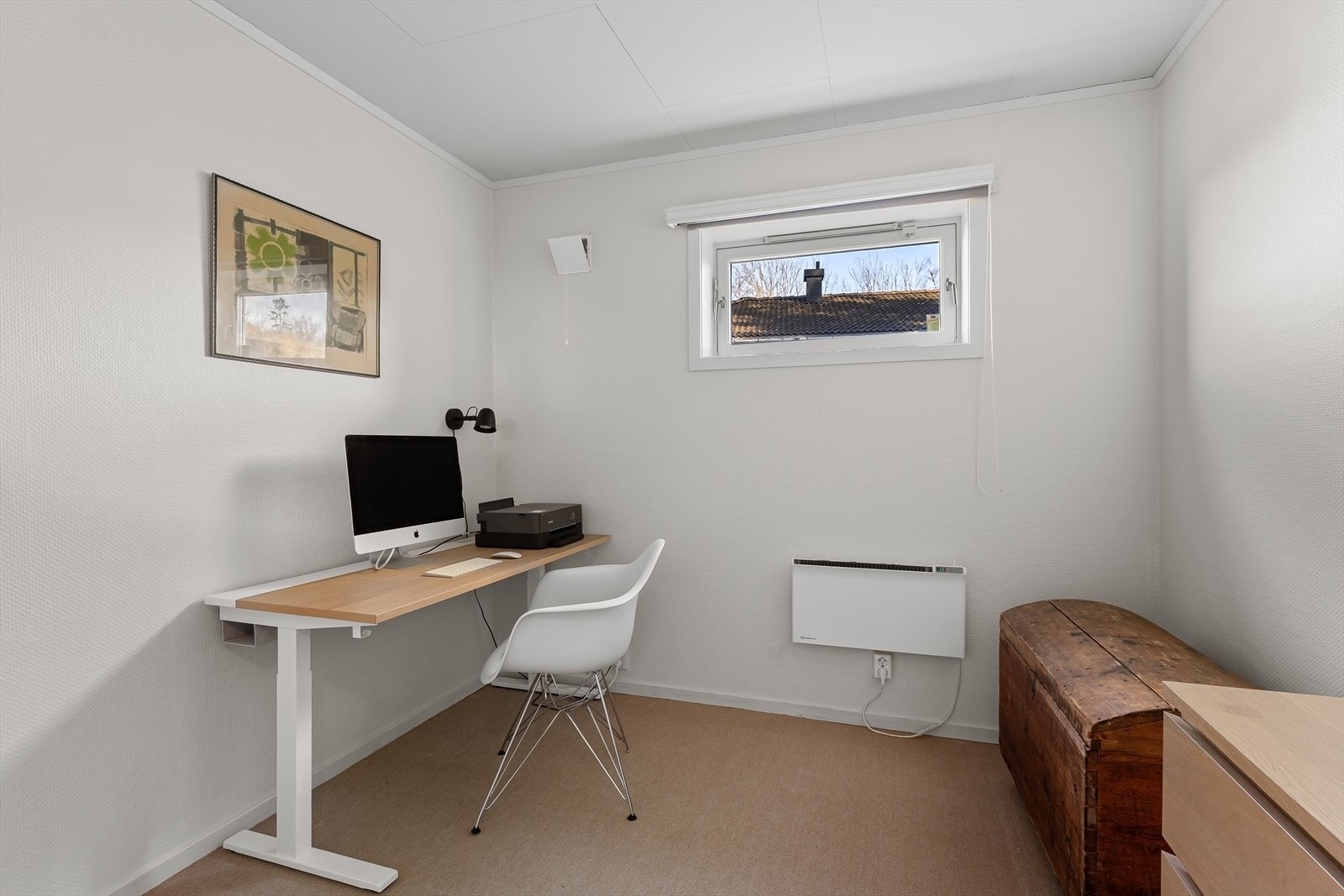 Rom benyttet som kontor i underetasjen. Galleribilde