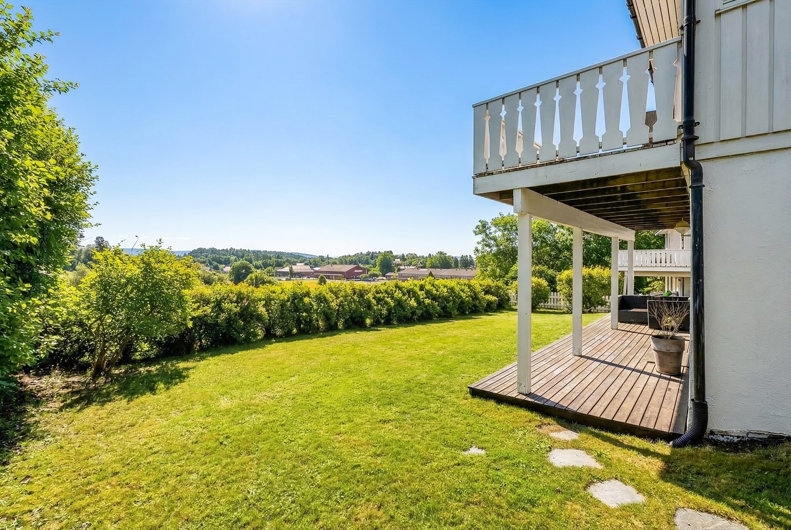 Nordvendt terrasse med adkomst fra kjellerstuen. Galleribilde