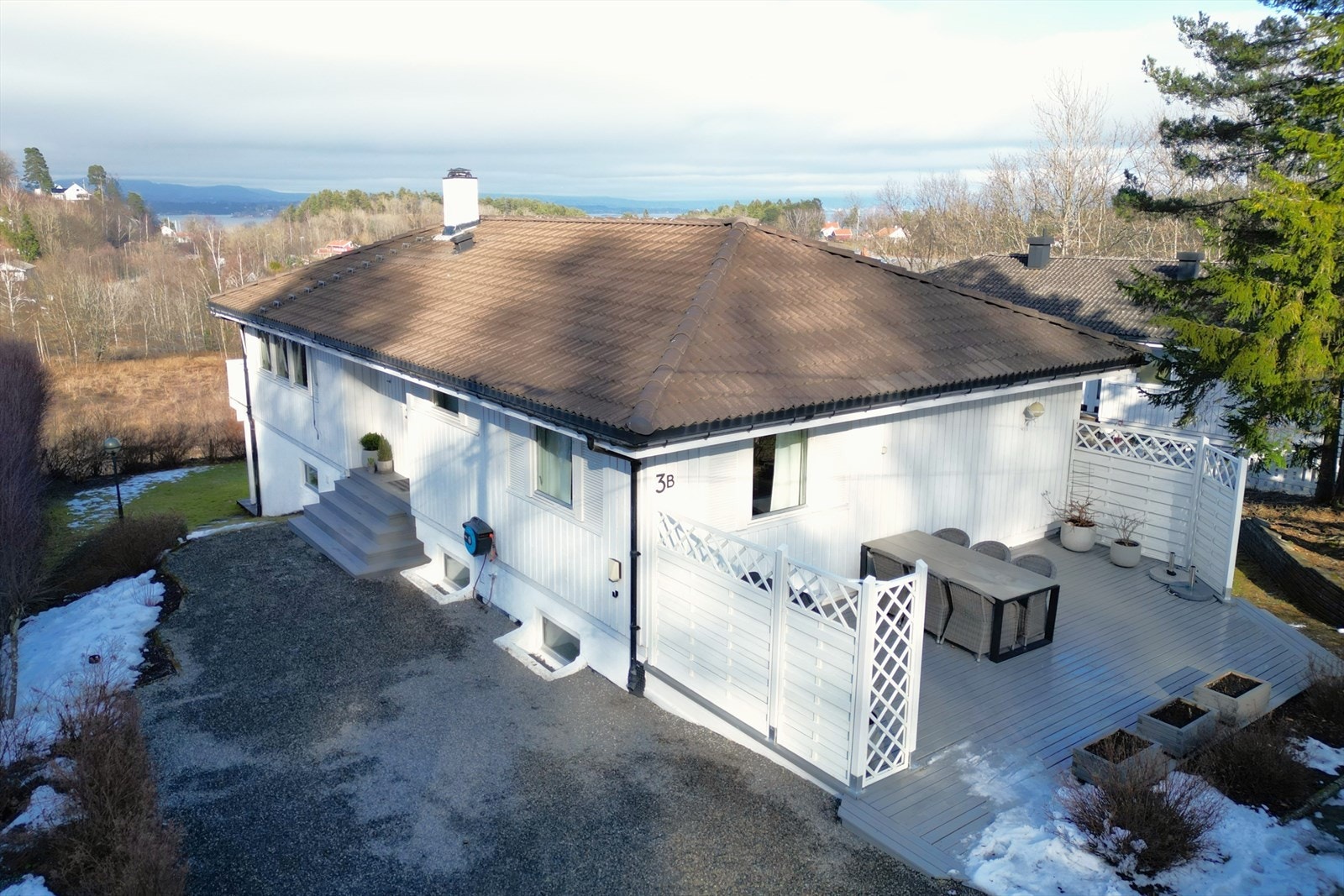 Eiendommen ligger flott til på en liten høyde med flott utsikt mot fjorden. Galleribilde