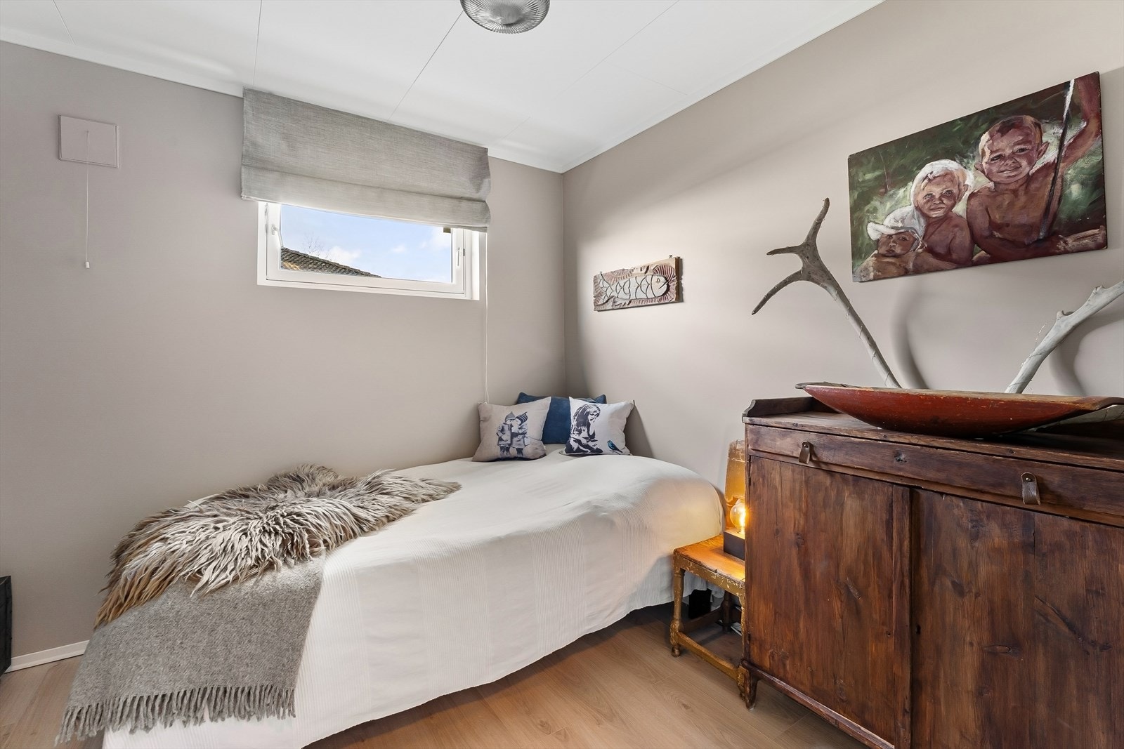 Rom benyttet som soverom i underetasjen. Galleribilde