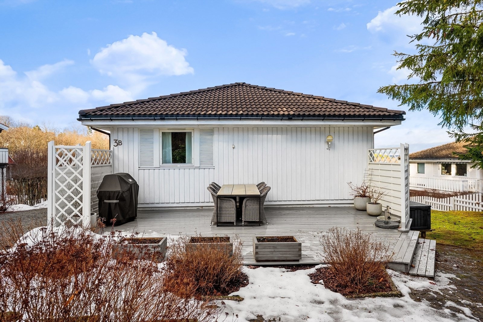Sørvendt terrasse med adkomst fra hagen og gårdsplassen. Galleribilde