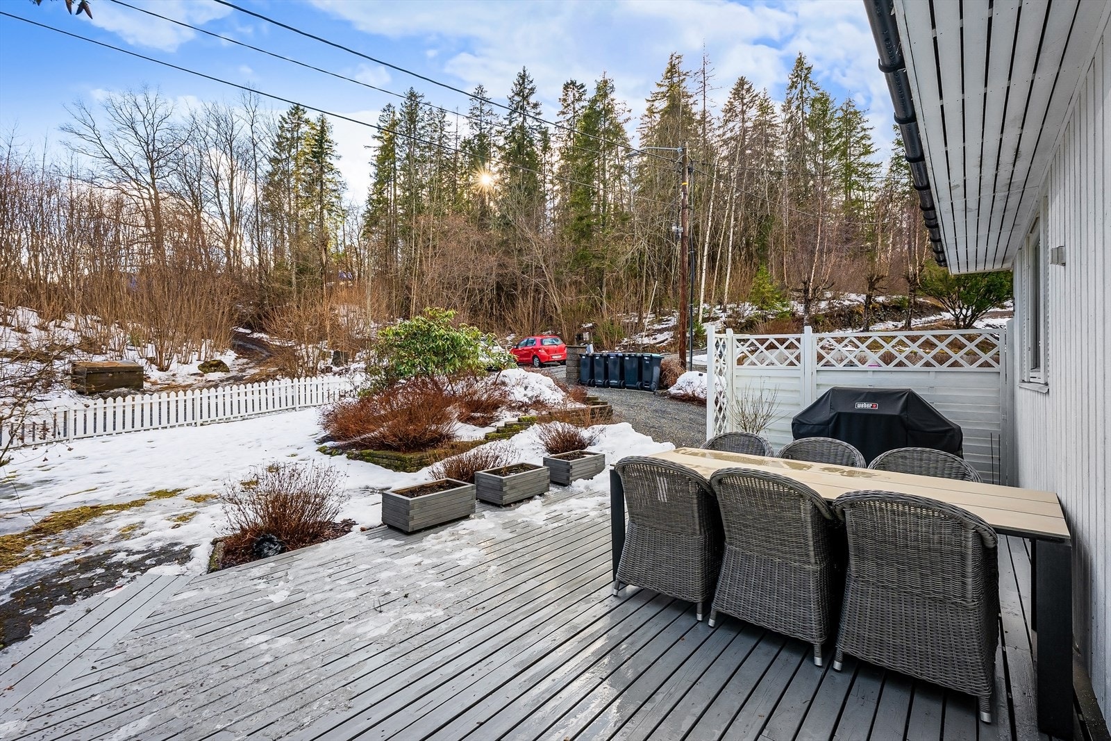 God plass til spisegruppe og grillplass. Galleribilde