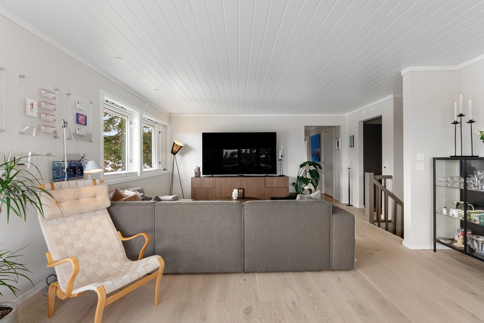 Stuen har åpen løsning mot spisestue og kjøkken, som gir god flyt mellom sonene. Galleribilde