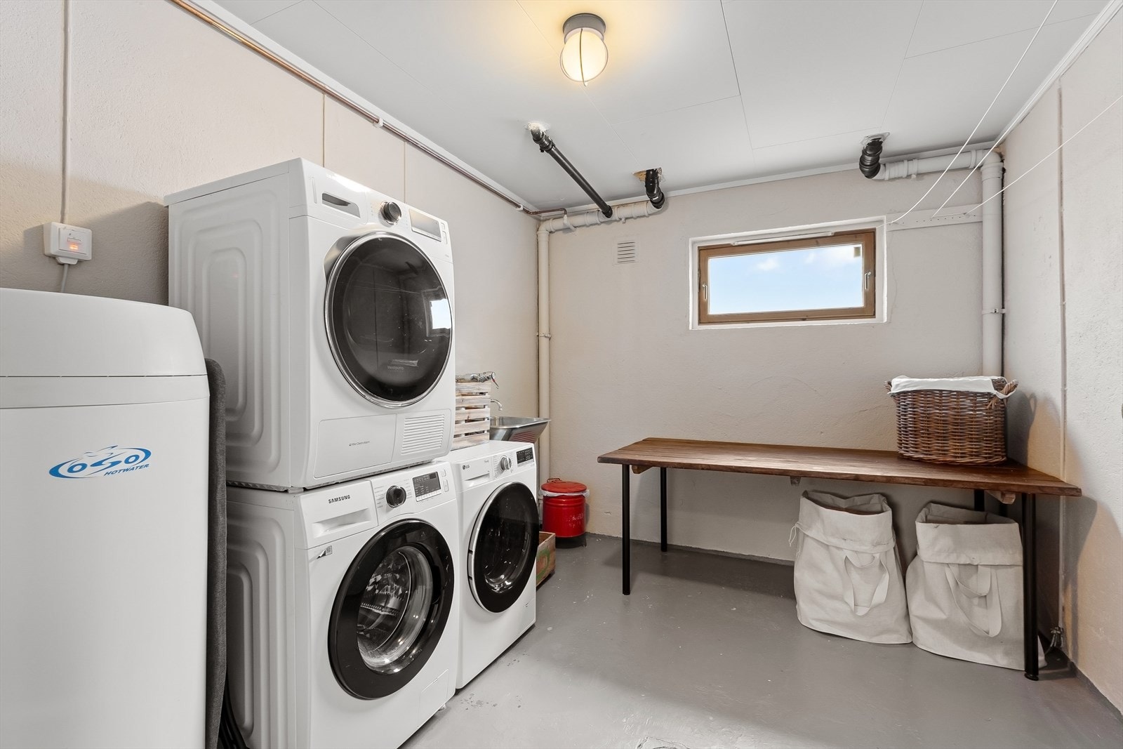 Praktisk separat vaskerom i underetasjen. Galleribilde