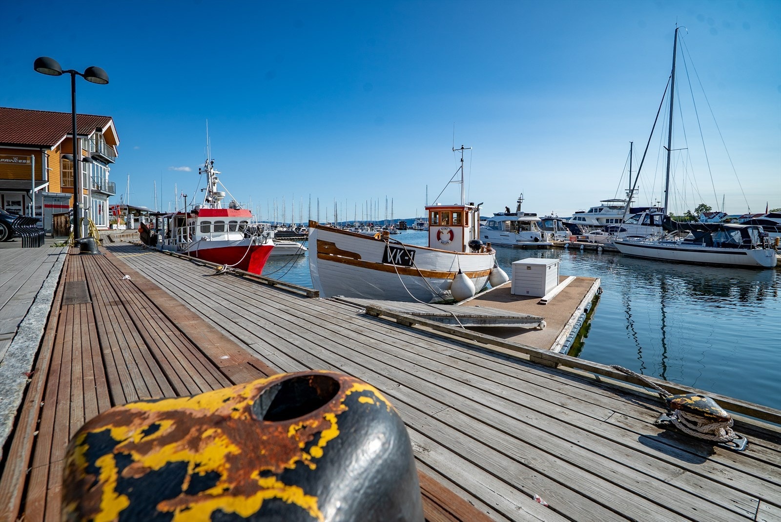 Vest Trål ligger på Vollen Marina med salg av nykokte reker direkte fra båt. Galleribilde